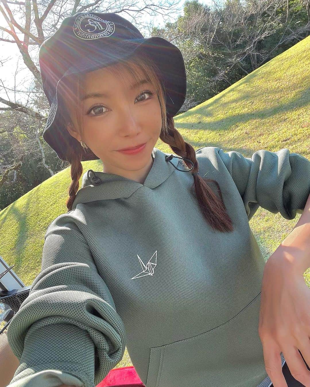 石関いづみさんのインスタグラム写真 - (石関いづみInstagram)「NEW HOODIE 𓂃◌𓈒𓐍  ウノピゥさんの新作ウェア⸝⋆⸝⋆ @1piu1uguale3_golf   この日はブラックスカートと合わせたよ❤︎ ロゴラインが可愛すぎるのです😍 ． ． ． ． ． #いづみんコーデ #いづみんゴルフ #izumingolf #ウノピゥウノウグァーレトレ #ウノピゥ #ウノピゥウノウグァーレトレゴルフ  #1piu1uguale3 #1piu1uguale3golf  #カーキコーデ #新作パーカー #ゴルフコーデ #ゴルフウェア」10月27日 10時21分 - izumingolf