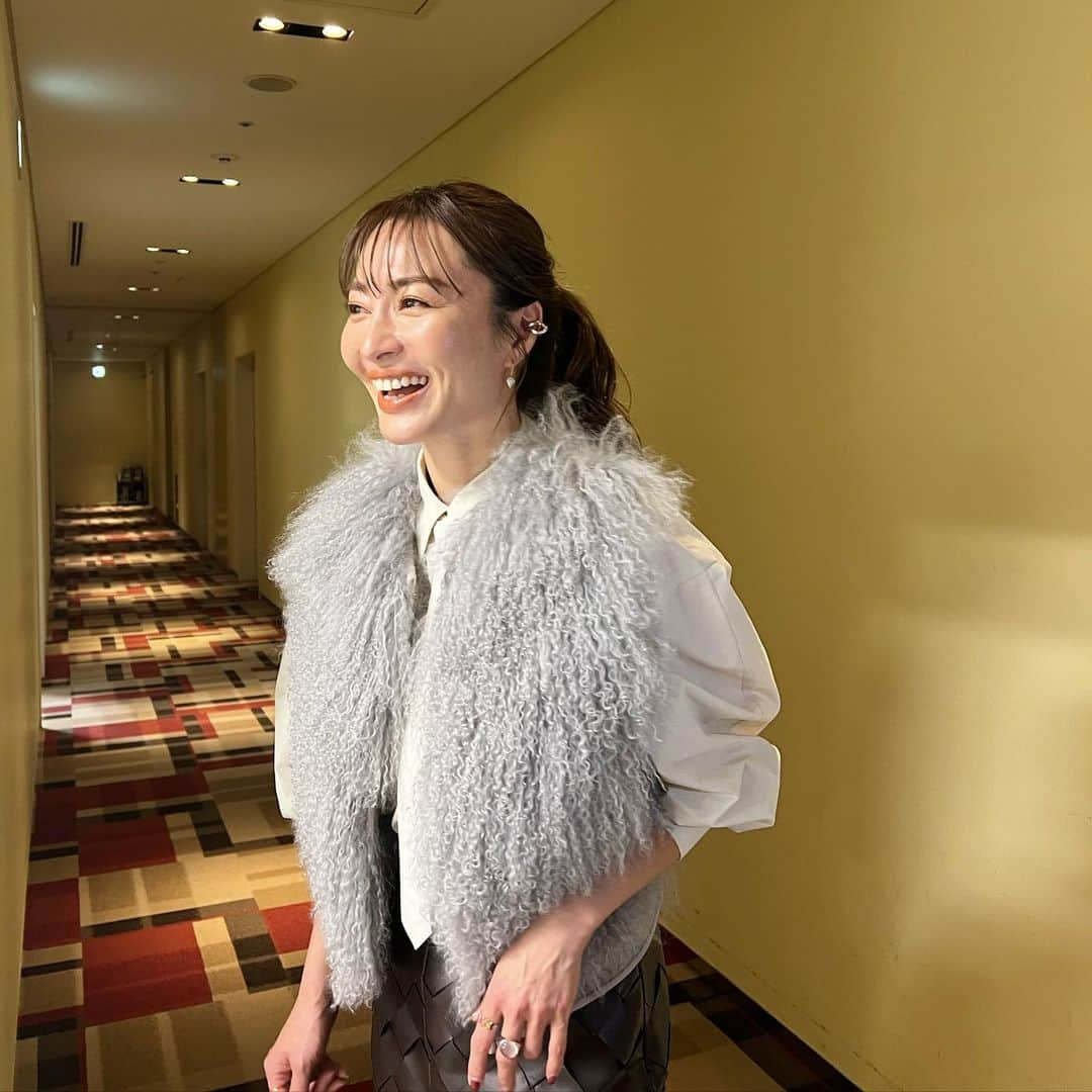 新山千春さんのインスタグラム写真 - (新山千春Instagram)「. ちょっと前になりますが、  収録が決まってから ずっとソワソワドキドキ💦😍  収録終わりで やっと深呼吸できた そんな１日でした☺️🫶🏽  #新山千春 #aesop のリップオススメ♡ #ジレコーデ」10月27日 10時22分 - chiharuuu_0114