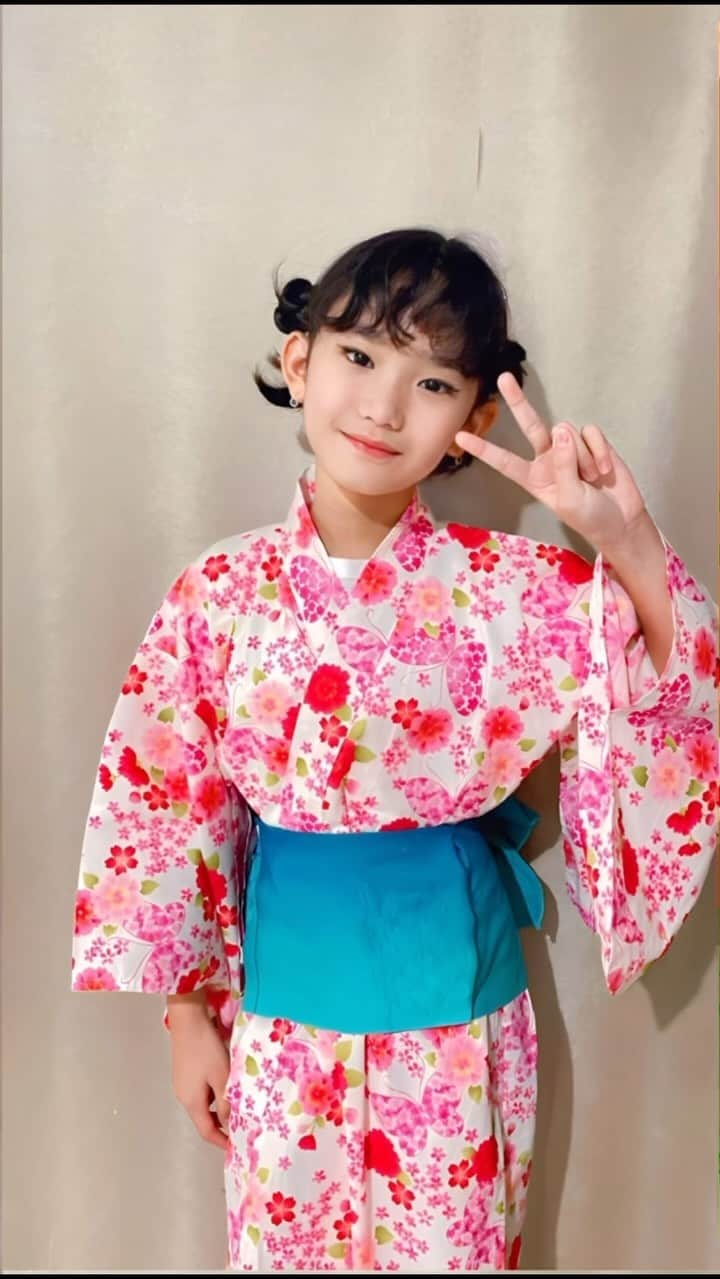アユ・ティンティンのインスタグラム：「UN Day celebration 🎀🪭💗😍 Wearing kimono by @hoc_costumes thank you cici syg kimono cantiknya 🙏🏻💋」