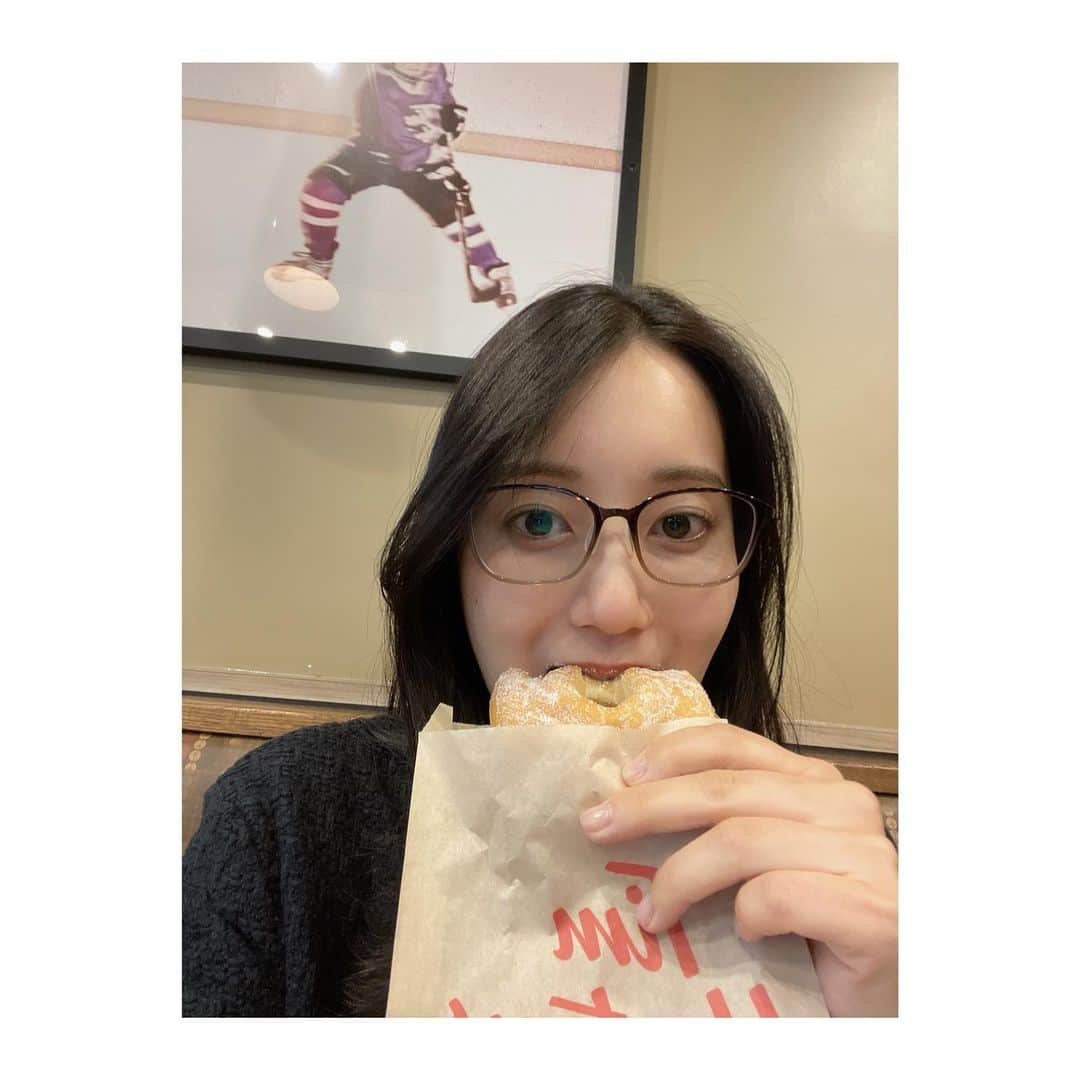 小野彩香のインスタグラム：「初ドーナツinカナダ🇨🇦🍩 とにかく街のあちこちにある ティムホートンズというお店✨  リーズナブルで、ドーナツはもちろん軽食もあり🍔、 コーヒーもいただけます😋  食べたのはシュガーループというドーナツ！ 前の女の子2人が立て続けに注文するからつられて 買ってしまった… ふわっと軽くて美味しい！  …休憩時間の顔の無表情さよ。笑  #30歳からの留学 #カナダ #バンクーバー #ドーナツ #ティムホートンズ #timhortons  #donuts  #vancouver」