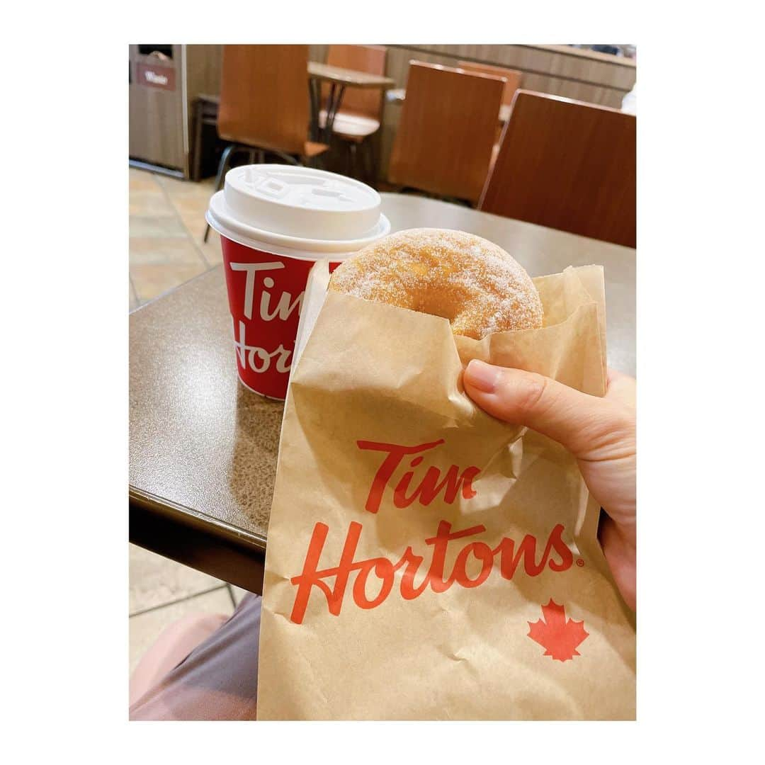 小野彩香さんのインスタグラム写真 - (小野彩香Instagram)「初ドーナツinカナダ🇨🇦🍩 とにかく街のあちこちにある ティムホートンズというお店✨  リーズナブルで、ドーナツはもちろん軽食もあり🍔、 コーヒーもいただけます😋  食べたのはシュガーループというドーナツ！ 前の女の子2人が立て続けに注文するからつられて 買ってしまった… ふわっと軽くて美味しい！  …休憩時間の顔の無表情さよ。笑  #30歳からの留学 #カナダ #バンクーバー #ドーナツ #ティムホートンズ #timhortons  #donuts  #vancouver」10月27日 10時23分 - onoayaka_official