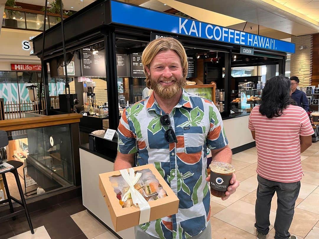 Aloha Street アロハストリートさんのインスタグラム写真 - (Aloha Street アロハストリートInstagram)「＼カイコーヒーがワイキキショッピングプラザ内にニューオープン／  ワイキキに4店舗展開している人気カフェ「カイ・コーヒー・ハワイ」が、ワイキキ・ショッピングプラザ1階のスターバックス跡地にキオスクをオープン！約1年前に開業したカパフル通りの自社焙煎所に続くオアフ島5号店となります。   新キオスクにはカイラテやハウスコーヒー、エスプレッソなど同店のシグネチャードリンクがそろいます。また、サンドイッチからアサイボウルまでフード類も幅広くラインナップ！ 他にも、ロゴ入りのハイドロフラスクやオーナーが厳選したコーヒー豆など、同店のオリジナルグッズも販売中。店の前にはイートインスペースを設けているので、ショッピングの休憩にもぴったりです。   お店の詳細は、以下のリンクもしくは @alohastreetcom_hawaii のプロフィール欄のURLからチェック！ https://www.aloha-street.com/go/Facebook2023/48799   #カイコーヒー#カイコーヒーハワイ#kaicoffee#kaicoffeehawaii#カイラテ#コーヒー好き#カフェ好き#ハワイカフェ #ハワイ #ハワイ旅行 #hawaii #ハワイ好き#ハワイおすすめ#ハワイ情報 #エスプレッソトニック #ハワイ好きな人と繋がりたい#ハワイ観光#コーヒー巡り#ワイキキ #コーヒー好きな人と繋がりたい」10月27日 10時23分 - alohastreetcom_hawaii