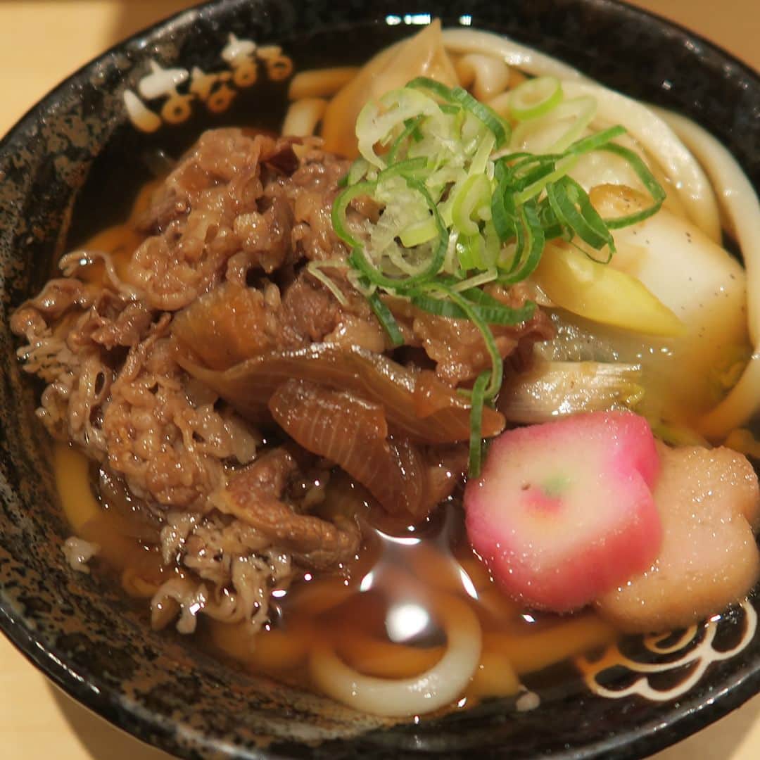 はなまるうどんのインスタグラム：「#牛すきぶっかけ と #牛すきうどん を 期間限定で販売中です📢  今日のお昼は #はなまるうどん で 『牛すきうどん』はいかがでしょうか😋  かけだしに牛すきの旨みが溶けこんだだしを 飲めばカラダの芯から温まります☺ 寒くなってきたこの時期にピッタリ👍  ぜひご賞味ください🤗  食べた人は『🙌🏻』  #牛すきぶっかけ #牛すきうどん #はなまるうどん #はなまる #hanamaru #うどん #udon #讃岐うどん #期間限定 #テイクアウト #グルメ #オススメ #おすすめ #お昼 #お昼ごはん #ランチ」