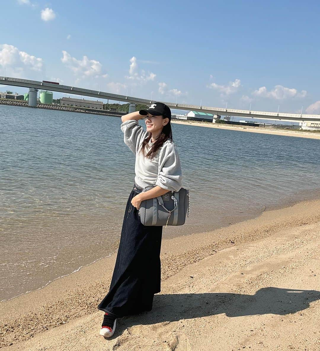 マキのインスタグラム：「おはようございます🌞  今日も晴れて気持ちが良い朝ですね♪ 整体帰りに気晴らしにご近所海でまったり😊  気持ち良かった‼️  カジュアルコーデが多い私がめっちゃ愛用してるのが @alohayurin  新作ショルダーバック😊  2wayでファスナー付きでカラバリも豊富だから、色々楽しめちゃう❤️ 軽くてたくさん荷物入るからお勧めだよ。  ▶︎2way neoprene totebag ROPE COLOR ⇒ PINK / BLUE / GREEN / ORANGE / WHITE  他にもバック愛用しているけど、どれも使いやすいの。 是非、チェックしてみてね。  トレーナー　@amerivintage  スカート　@lilic_official  スニーカー　@fendi  今日も笑顔で素敵な一日を😊  いつもいいね👍コメント📝ありがとうございます❤️  #いつかのコーデ#カジュアルコーデ#海好き#お気に入りバック#アラフィフコーデ#デニム好き#fendi #スニーカー好き#笑顔#感謝#ありがとう#アロハスケール #ハワイアンバッグ #アロハトート #フラバッグ #ネオプレン #ダイバー素材 #ウエットスーツ素材 #ビーチファッション」