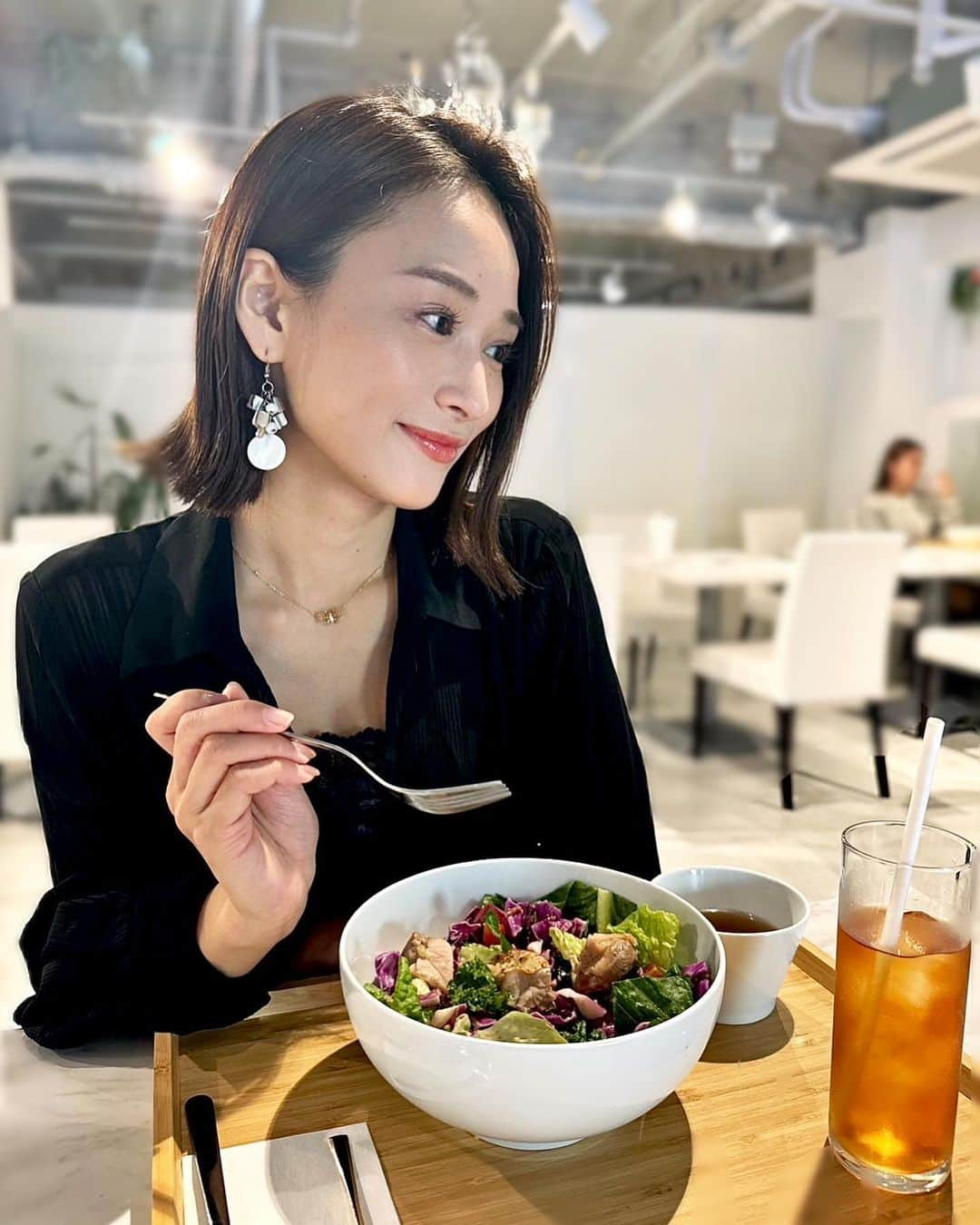 フミカさんのインスタグラム写真 - (フミカInstagram)「. . 『Beets&Detox』 @beets_detox  昨日のレセプションにて🥗✨   ビーツ専門店で 私は【ヒマラヤ岩塩グリルチキンブッダ アンチエイジングpurple】を頂きました♪   スーパーフードの【ビーツ】と【デトックス】を テーマされた健康志向の食事です👏🏻 　 表参道の骨董通りにありますよー♪ 　 さぁ！今日も1日楽しく頑張りましょ！ 　 　 #水草文香#フミカ#俳優#女優#ビーツ #デトックス#健康食#レセプション」10月27日 10時44分 - fu_mi_ka_516