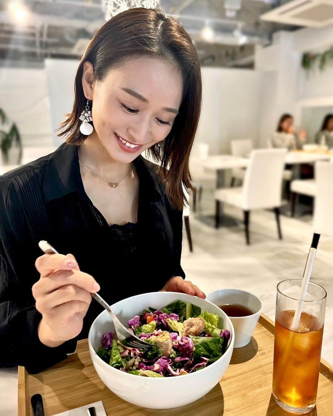 フミカさんのインスタグラム写真 - (フミカInstagram)「. . 『Beets&Detox』 @beets_detox  昨日のレセプションにて🥗✨   ビーツ専門店で 私は【ヒマラヤ岩塩グリルチキンブッダ アンチエイジングpurple】を頂きました♪   スーパーフードの【ビーツ】と【デトックス】を テーマされた健康志向の食事です👏🏻 　 表参道の骨董通りにありますよー♪ 　 さぁ！今日も1日楽しく頑張りましょ！ 　 　 #水草文香#フミカ#俳優#女優#ビーツ #デトックス#健康食#レセプション」10月27日 10時44分 - fu_mi_ka_516