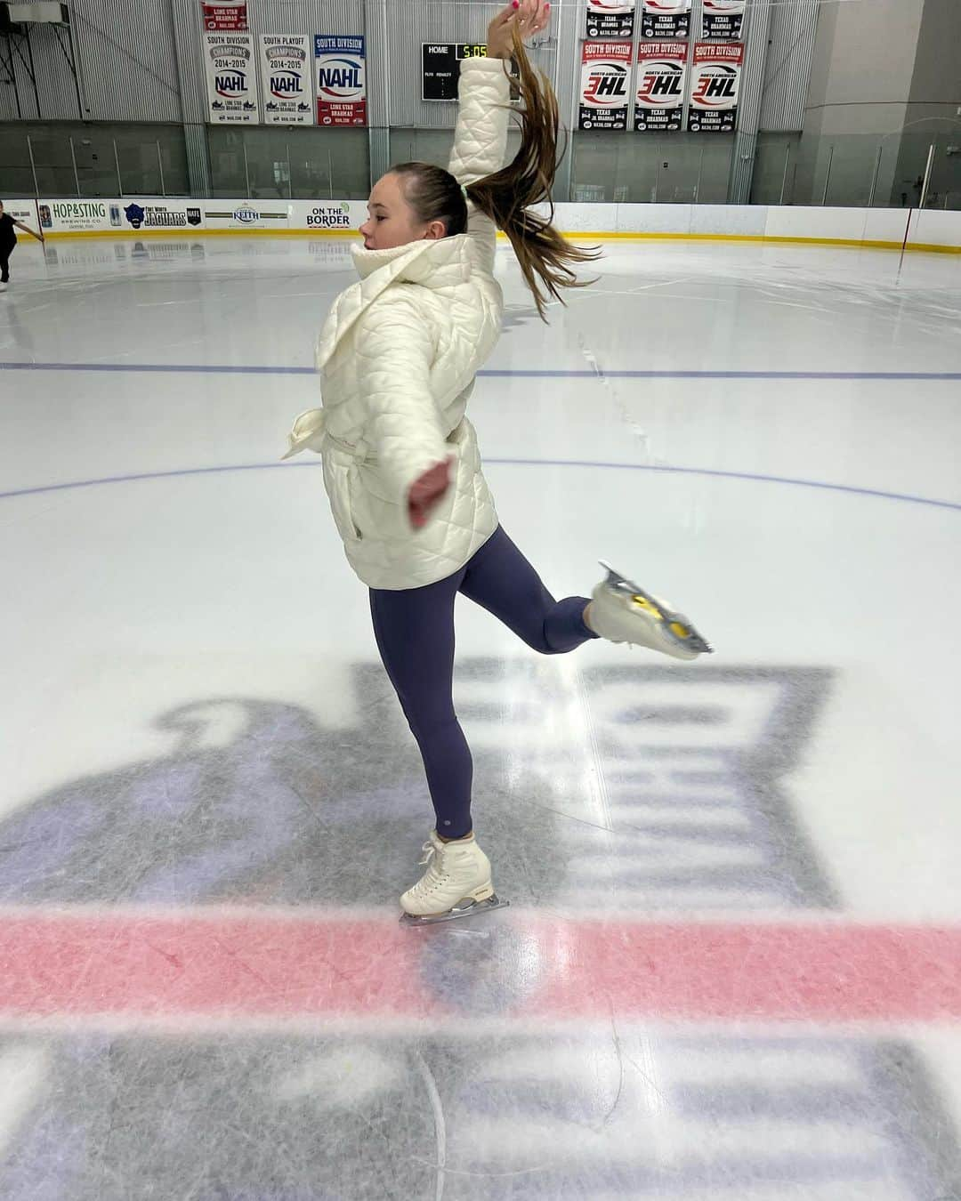 マライア・ベルさんのインスタグラム写真 - (マライア・ベルInstagram)「Ready for colder months and lots of time on the ice with @athleta ❤️ #powerofshecollective #athletapartner」10月27日 10時38分 - mariahsk8rbell