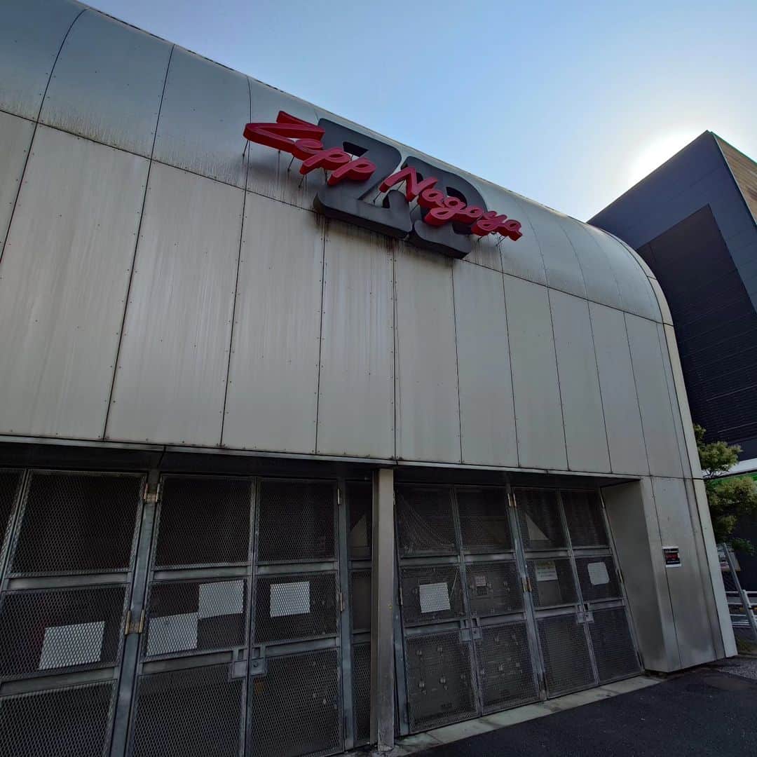のインスタグラム：「昨日はBUCK-TICK TOUR 2023 異空-IZORA- ALTERNATIVE SUNで名古屋のZeppに来る筈だった櫻井敦司さんのために沢山の方々が集まられたと聞きました。自分も名古屋にいたんですが、昨日は行けなかったので、新幹線に乗る前にZepp Nagoyaに寄りました。昨晩の痕跡は何も無かったけど、涙が一筋零れました。」