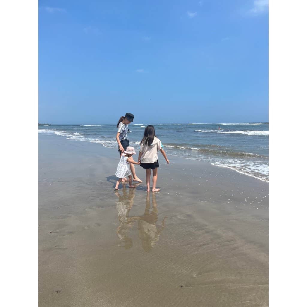 山田真以さんのインスタグラム写真 - (山田真以Instagram)「すっかり秋めいて🍂 バタバタと日々が過ぎてしまうこの頃。  あんなに暑いのはもうお腹いっぱいー！と思っていたのに、暑くても夏は楽しかった🌻  食卓に、ぶどう🍇秋刀魚🐟キノコ🍄お芋🍠が並び、秋は美味しい🧡と食欲倍増なこの頃です😌  娘も気が付けば、#3歳5ヶ月 #3y3m#3y4mの記録 ✔︎パンツデビュー　おもらしほとんどなし。夜中もトイレ〜と起きる優秀さん👏 ✔︎夏に一気におしゃべり上手に。ハッキリおしゃべりするように ✔︎パパきょうしあい？⚽️とパパのスケジュールチェック ✔︎夏休み明けて幼稚園いくの！と楽しそうに登園するように  #2023夏の思い出 #ひたちなか海浜公園  #ついんりんくもてぎ  #モビリティリゾートもてぎ」10月27日 10時39分 - maaai.yamada