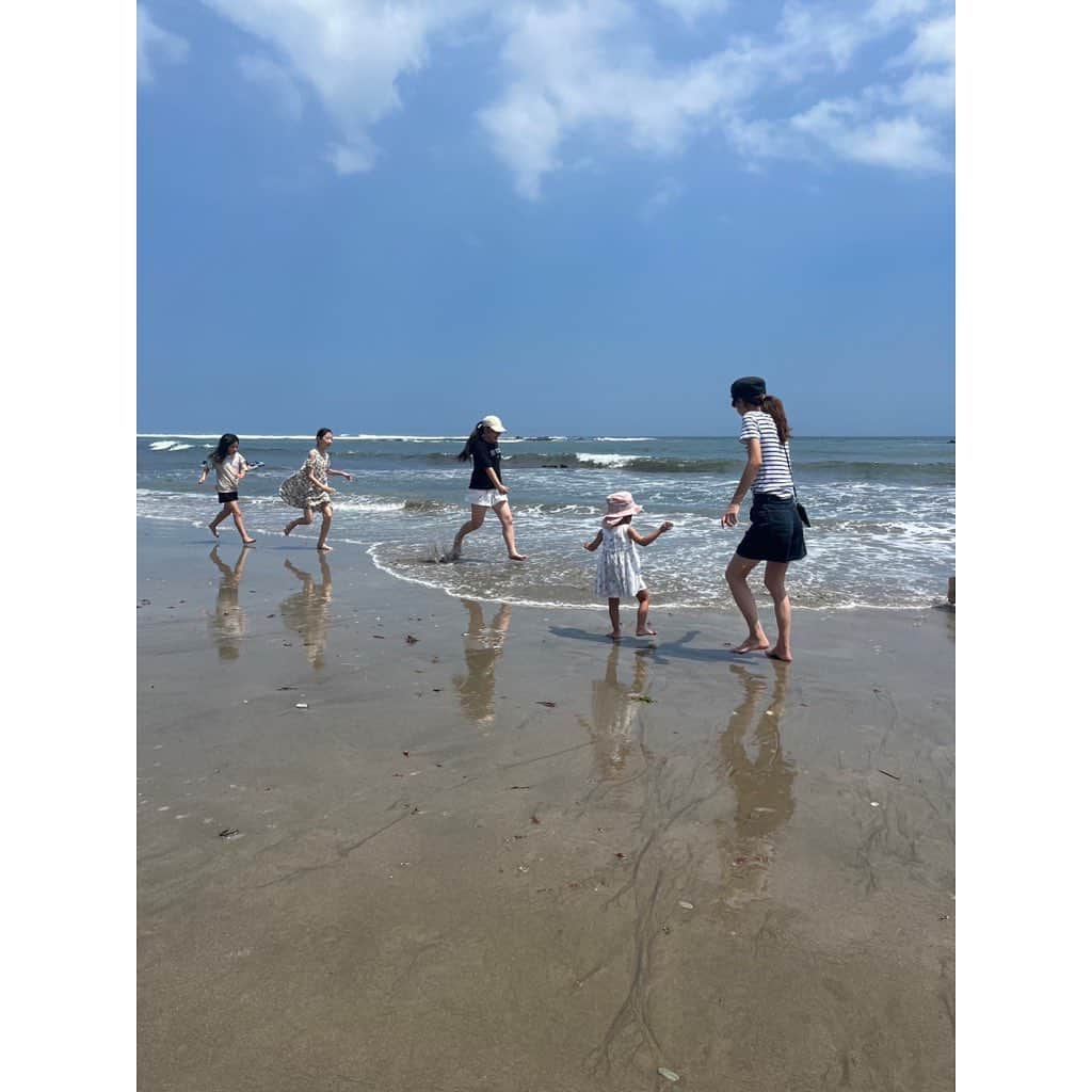 山田真以さんのインスタグラム写真 - (山田真以Instagram)「すっかり秋めいて🍂 バタバタと日々が過ぎてしまうこの頃。  あんなに暑いのはもうお腹いっぱいー！と思っていたのに、暑くても夏は楽しかった🌻  食卓に、ぶどう🍇秋刀魚🐟キノコ🍄お芋🍠が並び、秋は美味しい🧡と食欲倍増なこの頃です😌  娘も気が付けば、#3歳5ヶ月 #3y3m#3y4mの記録 ✔︎パンツデビュー　おもらしほとんどなし。夜中もトイレ〜と起きる優秀さん👏 ✔︎夏に一気におしゃべり上手に。ハッキリおしゃべりするように ✔︎パパきょうしあい？⚽️とパパのスケジュールチェック ✔︎夏休み明けて幼稚園いくの！と楽しそうに登園するように  #2023夏の思い出 #ひたちなか海浜公園  #ついんりんくもてぎ  #モビリティリゾートもてぎ」10月27日 10時39分 - maaai.yamada