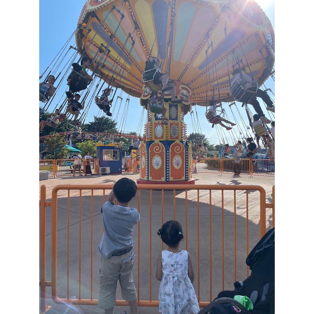 山田真以さんのインスタグラム写真 - (山田真以Instagram)「すっかり秋めいて🍂 バタバタと日々が過ぎてしまうこの頃。  あんなに暑いのはもうお腹いっぱいー！と思っていたのに、暑くても夏は楽しかった🌻  食卓に、ぶどう🍇秋刀魚🐟キノコ🍄お芋🍠が並び、秋は美味しい🧡と食欲倍増なこの頃です😌  娘も気が付けば、#3歳5ヶ月 #3y3m#3y4mの記録 ✔︎パンツデビュー　おもらしほとんどなし。夜中もトイレ〜と起きる優秀さん👏 ✔︎夏に一気におしゃべり上手に。ハッキリおしゃべりするように ✔︎パパきょうしあい？⚽️とパパのスケジュールチェック ✔︎夏休み明けて幼稚園いくの！と楽しそうに登園するように  #2023夏の思い出 #ひたちなか海浜公園  #ついんりんくもてぎ  #モビリティリゾートもてぎ」10月27日 10時39分 - maaai.yamada