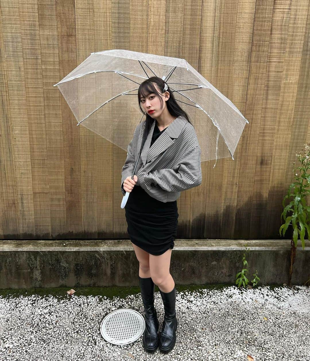 宮島小百合のインスタグラム：「雨の日の傘は 透明しか☺️👍🏻  #雨#雨コーデ #ロングブーツ#黒髪 #かかかぶぶぶききき#新宿#アイドル #スナップショット」