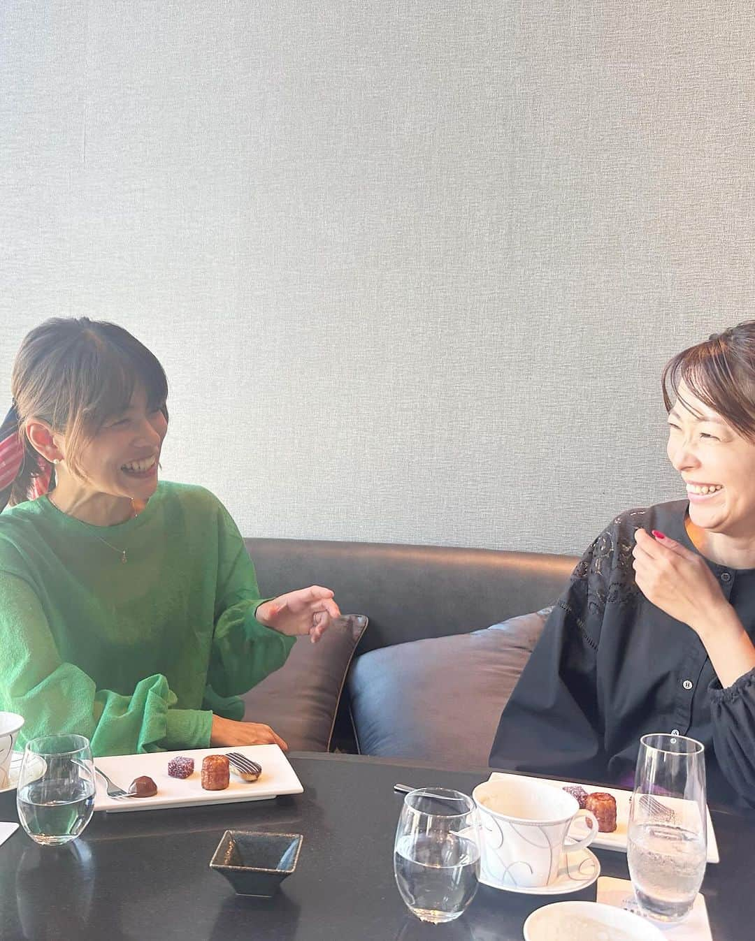 小脇美里さんのインスタグラム写真 - (小脇美里Instagram)「・ 誕生日当日のランチ🍽️  大好きな2人のスケジュールを 調整してもらえた奇跡💖 超多忙な2人が揃う幸せ♡  誕生日だし！と、ゆうきさんが アフタヌーンティー🫖を 予約してくれたものの、滞在時間1時間ちょいという優雅なお茶とは無縁の慌しすぎな人たち。笑  席ついた瞬間から、40代をどう過ごすか？ と語りまくり。 何かのインタビューが始まったかな？ みたいなトークがスタートして。  かっこよすぎな先輩方から数々の名言が飛び出し、 子育て、仕事、女性としてなど。 もう全部、録音しときたいわ！と思うほどの 最高な時間でした♡  いつもこんな風になりたい‼️と思わせてくれるお二人。 これからも背中を追いながら頑張ります💪  ありがとうございました♡ @ami_yonaga  @yuuki_ohki」10月27日 10時41分 - misatokowaki