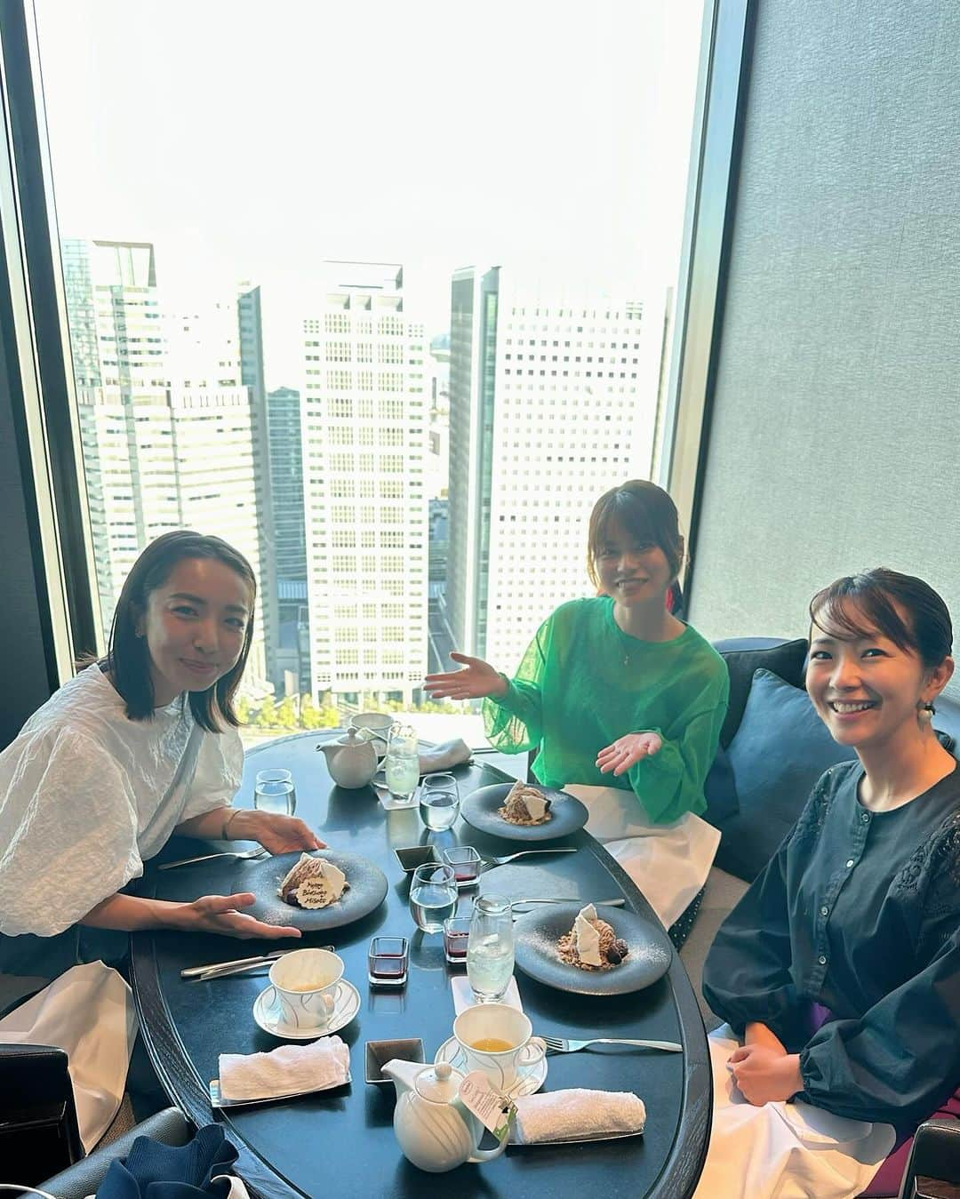 小脇美里のインスタグラム：「・ 誕生日当日のランチ🍽️  大好きな2人のスケジュールを 調整してもらえた奇跡💖 超多忙な2人が揃う幸せ♡  誕生日だし！と、ゆうきさんが アフタヌーンティー🫖を 予約してくれたものの、滞在時間1時間ちょいという優雅なお茶とは無縁の慌しすぎな人たち。笑  席ついた瞬間から、40代をどう過ごすか？ と語りまくり。 何かのインタビューが始まったかな？ みたいなトークがスタートして。  かっこよすぎな先輩方から数々の名言が飛び出し、 子育て、仕事、女性としてなど。 もう全部、録音しときたいわ！と思うほどの 最高な時間でした♡  いつもこんな風になりたい‼️と思わせてくれるお二人。 これからも背中を追いながら頑張ります💪  ありがとうございました♡ @ami_yonaga  @yuuki_ohki」