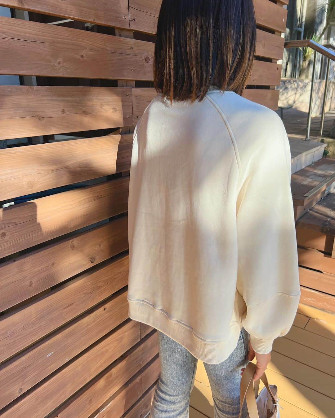 Akane Ogawaのインスタグラム：「おはようございます🏵️ ポカポカな金曜日です✨✨  シンプルな裏起毛スゥェット🤍  生地が柔らかくて、肌触り良くてスリスリしたくなる生地感です。  裏起毛なので、冬も暖かく♡ ややボリューム袖がかわいい♡ シンプルなので、どんなボトムにも合わせやすそうです♡  #pinkmafia #pinkmafiasmd #izu #shimoda」