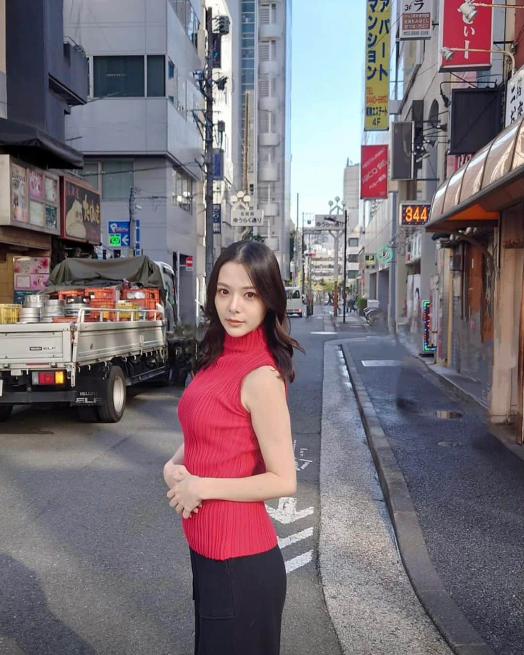 吉高寧々のインスタグラム：「2日間の撮影とっても楽しかったなぁ～！ 何かが終わるってホッとするけど どこか寂しくもなる！ 本当世の中って一期一会だね🌸✨️ １回１回大切にしたい☺️ 一緒にお仕事して下さったみなさん ありがとうございました🥰  みんな情報解禁お楽しみに🙈！！   #吉高寧々」