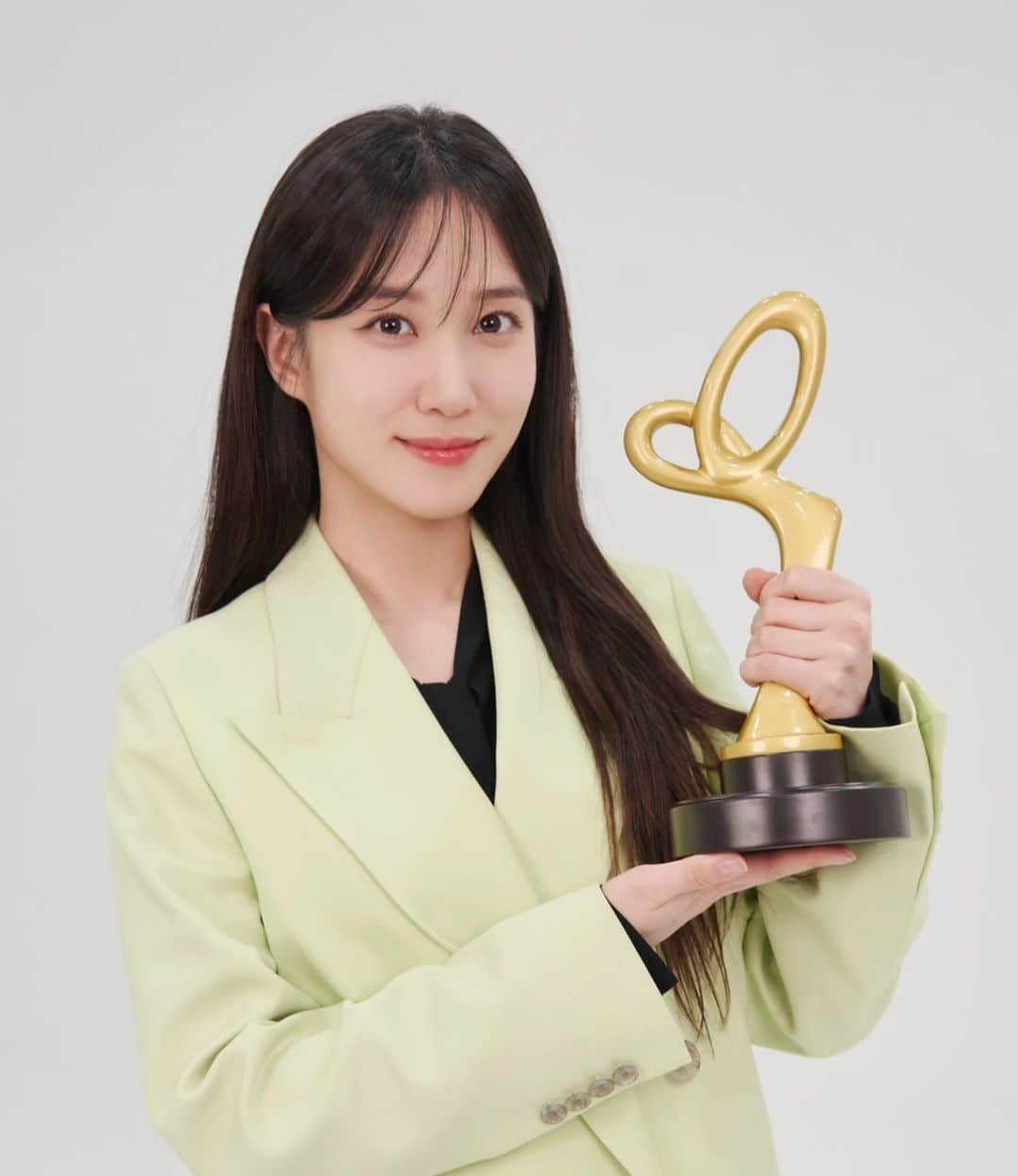 パク・ウンビンのインスタグラム：「#231021 <14회 대한민국 대중문화예술상> 국무총리표창을 받았습니다🏆 대중문화예술의 시작과 끝엔 언제나 수많은 사람들의 헌신과, 특별한 애정이 깃들어 있다고 생각합니다. 하나의 작품을 완성하기 위해 얼마나 많은 분들의 노고가 필요한지, 얼마나 많은 시간의 인내와 책임감이 필요한지 매번 새롭게 느끼고 배우고 있는데요. 그런 현장에서 늘 함께 호흡하며 자라왔기에 더욱 감사함이 큽니다! 표창을 수여해주셔서 진심으로 감사합니다🎖🙏」