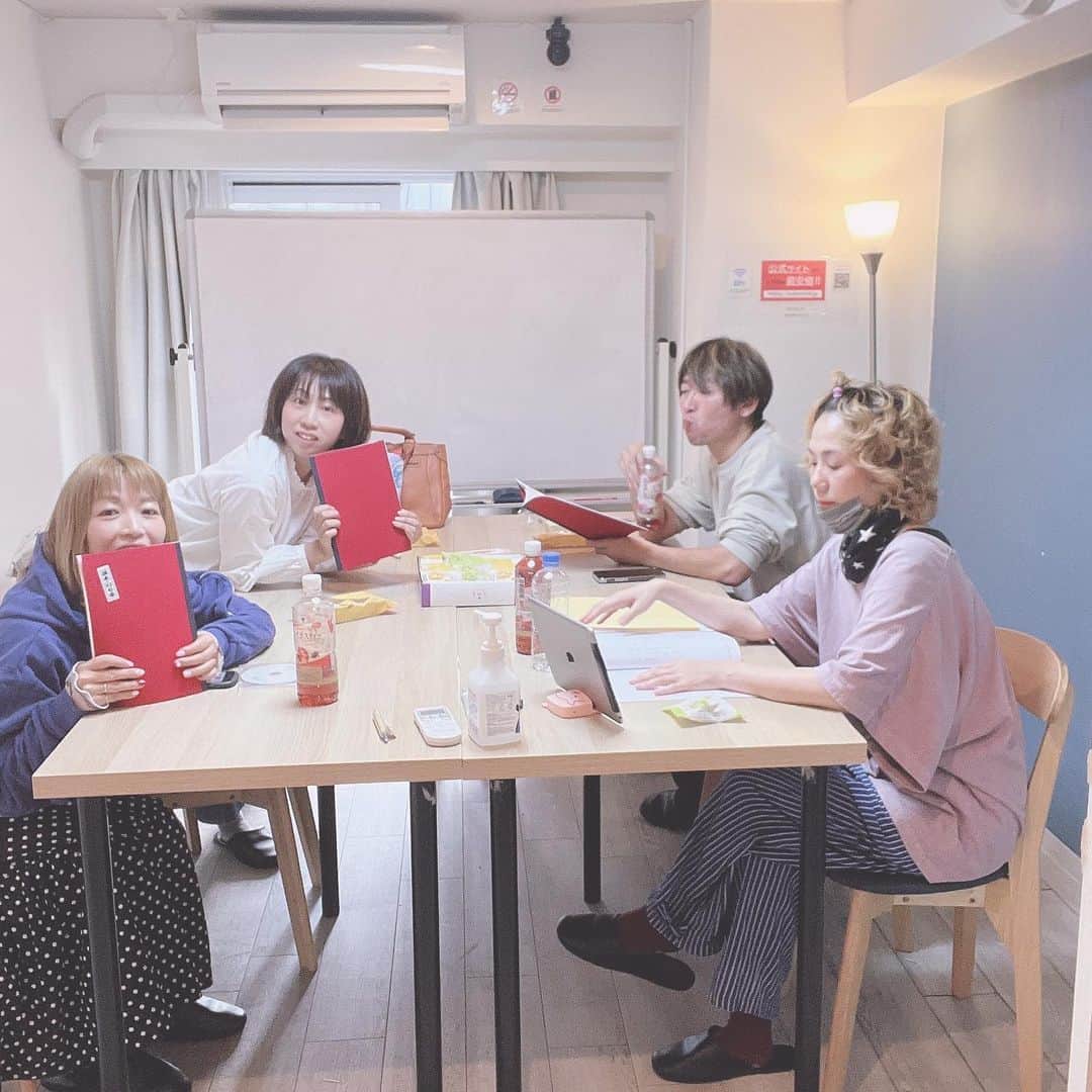 並木のり子のインスタグラム：「✨感謝を込めて✨  同期の鈴木真仁さん、モリノリ久くん、中尾友紀さんと、大好きな竹内高先生の『雨とながぐつ〜感謝祭ver.〜』の朗読ステージをやれることだけでも感無量🥹✨  脚本家の松井亜弥さんにも何と！新作を書き下ろして頂きました！凄すぎる👏👏👏👏👏  演じてる時が本当に幸せなんです、私。 思いの丈を存分に皆さまにお届けできるよう当日を迎えたいと思います♪ 感謝祭に向けて、皆さまの貴重なお時間を頂けること本当に感謝しております！ありがとうございます！  ＊＊＊＊＊  ★タイトル 並木のり子アニメデビュー30周年記念～感謝祭～  ★公演日 2023年10月28日（土）  ★スペシャルゲスト 三ツ矢雄二  ★出演 並木のり子  鈴木真仁 モリノリ久 ほか  ★演奏 ギター　原嶋純平 トロンボーン　河野広明 ピアノ　木村恵 パーカッション　あんり  ★会場 　赤坂ビーフラット 　東京都港区赤坂6-6-4　赤坂栄ビルB1階  ★観覧環境 　指定席  ★時間 　17：00　開場 　18：00　開演  ★当日券ございます。」