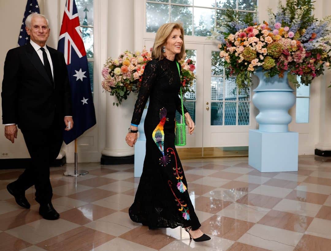 Vogue Australiaのインスタグラム：「For a night at the White House, #JodieHaydon and #CarolineKennedy represented Australian design royalty, with  Haydon's dress containing a hidden meaning. See all of the details at the link in our bio.  📷 Getty Images」