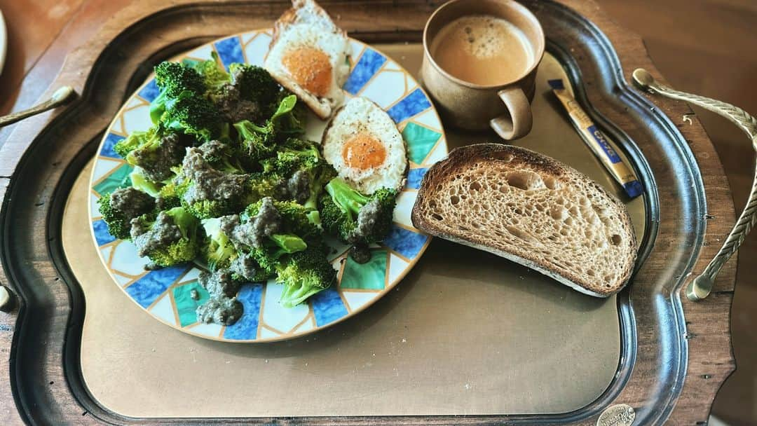 藤沢文翁のインスタグラム：「朝食というかブランチ。朝食は洋食派なのですが、ヨーロッパでこういう朝食を食べている人はいません。ほとんど、菓子パンとかコーンフレークとか、りんごとかなので、日本における洋風朝ごはんという方が正しいのかもしれません。」