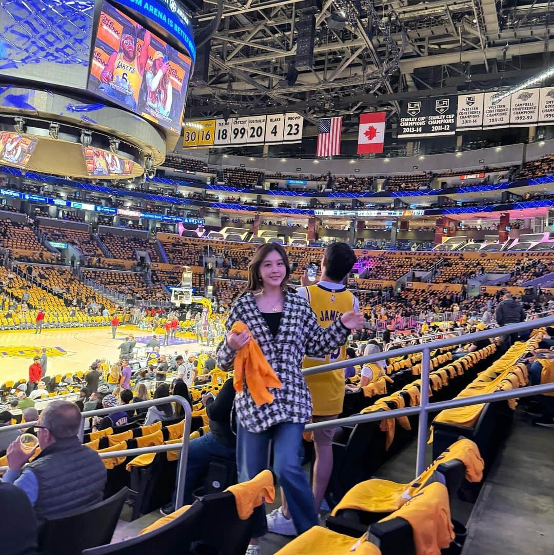 パク・ウンジさんのインスタグラム写真 - (パク・ウンジInstagram)「Lakers 💛 opening night💪  - Iro paris 아우터는 평소 사이즈보다  한사이즈 작게 입으시는 걸 추천드려요☺️」10月27日 10時50分 - egeeparkcom