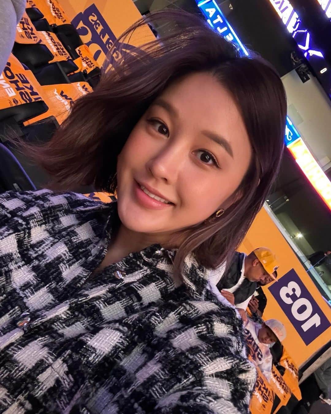 パク・ウンジさんのインスタグラム写真 - (パク・ウンジInstagram)「Lakers 💛 opening night💪  - Iro paris 아우터는 평소 사이즈보다  한사이즈 작게 입으시는 걸 추천드려요☺️」10月27日 10時50分 - egeeparkcom