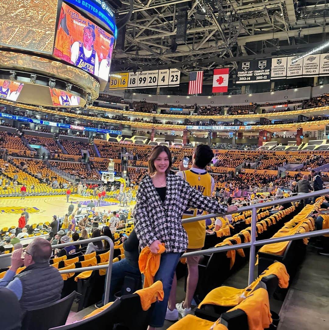 パク・ウンジのインスタグラム：「Lakers 💛 opening night💪  - Iro paris 아우터는 평소 사이즈보다  한사이즈 작게 입으시는 걸 추천드려요☺️」