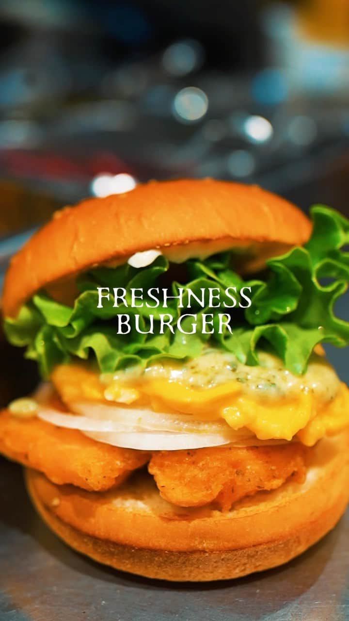フレッシュネスバーガー【公式】のインスタグラム：「好評発売中！ #キングサーモンバーガー  早速食べたよ！という方は 「🙌」の絵文字をコメントして教えてください！  脂がのったジューシーで希少なキングサーモンを使用！ ほうれん草のスピナッチソースにスクランブルエッグ。 他では味わえない、贅沢で濃厚な味わいを、 ぜひフレッシュネスでお楽しみくださいね☺️  #フレッシュネス #フレッシュネスバーガー #freshnessburger #freshness #ハンバーガー #バーガー #新商品 #新発売 #グルメ #カフェ #カフェ巡り #美容 #秋の味覚 #食欲の秋 #キングサーモン #サーモン」
