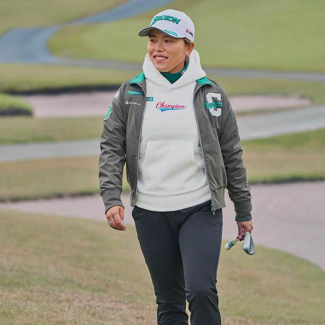 のインスタグラム：「勝プロが着用しているChampionのゴルフウェア  左胸にデザインされたカレッジイメージの「C」ロゴがポイント👍 ブラックパンツはどんなトップスとも合わせやすいので着回し力抜群です◎  @minami_katsu  #Champion #golf #sports #勝みなみ #ゴルフ #ゴルフウェア #チャンピオン #23FW」