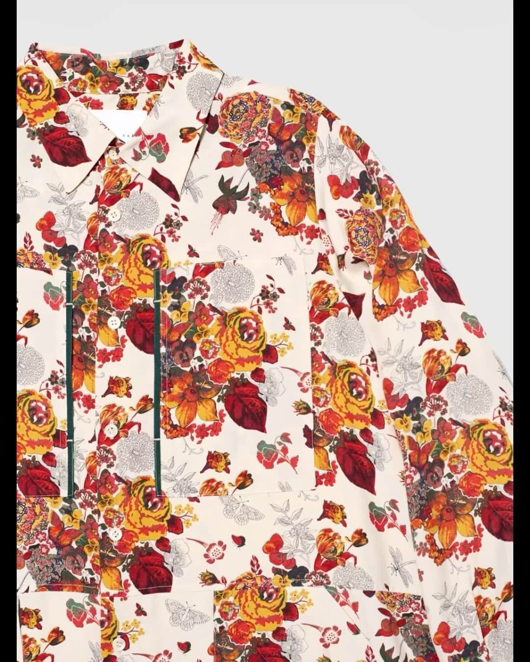 サワ タカイのインスタグラム：「sawa takai Fall Winter 2023  Muse Shirt Dress in Floral Liberty Print  アクセントカラーの綾テープをあしらった胸ポケットとカフスと、立体感のあるウエストのパッチポケットが印象的なシャツワンピース。SAWA TAKAIのアイコン的なディテールである長めの袖開きが、軽やかな抜け感を演出。緩やかなドレープを生み出すリラックス感のあるシルエットは、フロントボタンを開けてガウン風に羽織るのもおすすめです。鳥、象、トンボなどの生き物がカモフラージュされた大柄のリバティプリントを使用。  #sawatakai #fallwinter2023 #fw23 #fw2023」