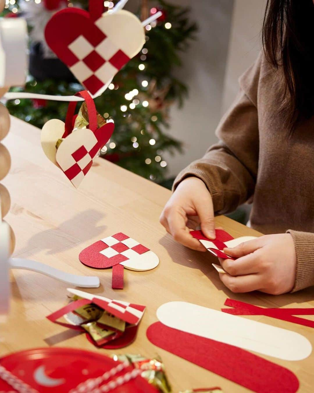 IKEA JAPANさんのインスタグラム写真 - (IKEA JAPANInstagram)「もうすぐクリスマスの季節🎄 ⁡ クリスマスまで3ヶ月を切りました。今年のクリスマスの準備はできましたか？ メインのツリーや、それを彩るオーナメント、そして家を飾り付けるデコレーションなどのアイテムをそろえて、クリスマスムードを存分に楽しんでください。 ⁡ #イケア #IKEAオンラインストア #サステナブル #サスティナビリティ #おうち時間 #インテリア #家具 #ワンルームインテリア #一人暮らし #部屋作り #クリスマス #新商品 #ホリデー #クリスマス雑貨」10月27日 11時00分 - ikeajapan