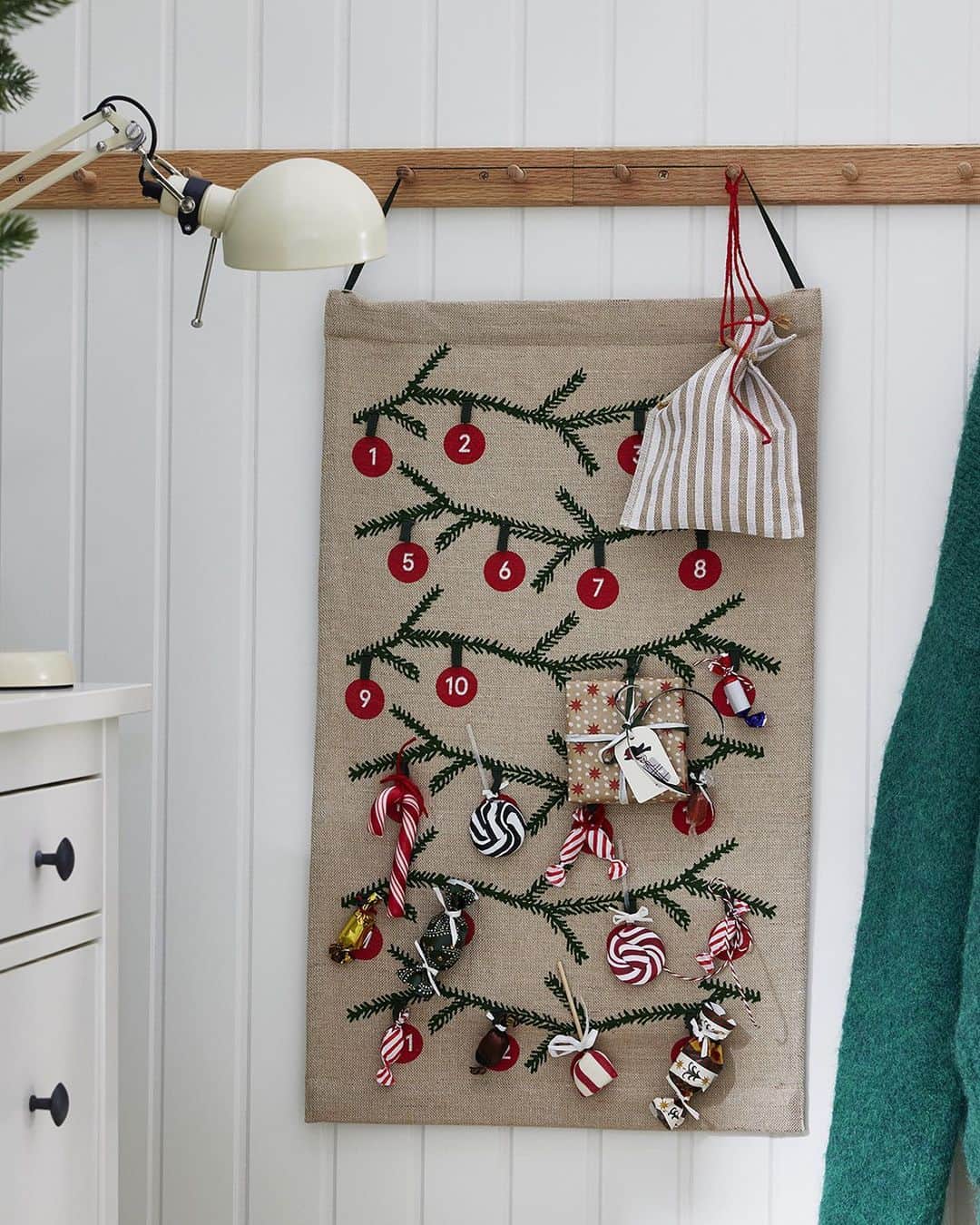 IKEA JAPANさんのインスタグラム写真 - (IKEA JAPANInstagram)「もうすぐクリスマスの季節🎄 ⁡ クリスマスまで3ヶ月を切りました。今年のクリスマスの準備はできましたか？ メインのツリーや、それを彩るオーナメント、そして家を飾り付けるデコレーションなどのアイテムをそろえて、クリスマスムードを存分に楽しんでください。 ⁡ #イケア #IKEAオンラインストア #サステナブル #サスティナビリティ #おうち時間 #インテリア #家具 #ワンルームインテリア #一人暮らし #部屋作り #クリスマス #新商品 #ホリデー #クリスマス雑貨」10月27日 11時00分 - ikeajapan
