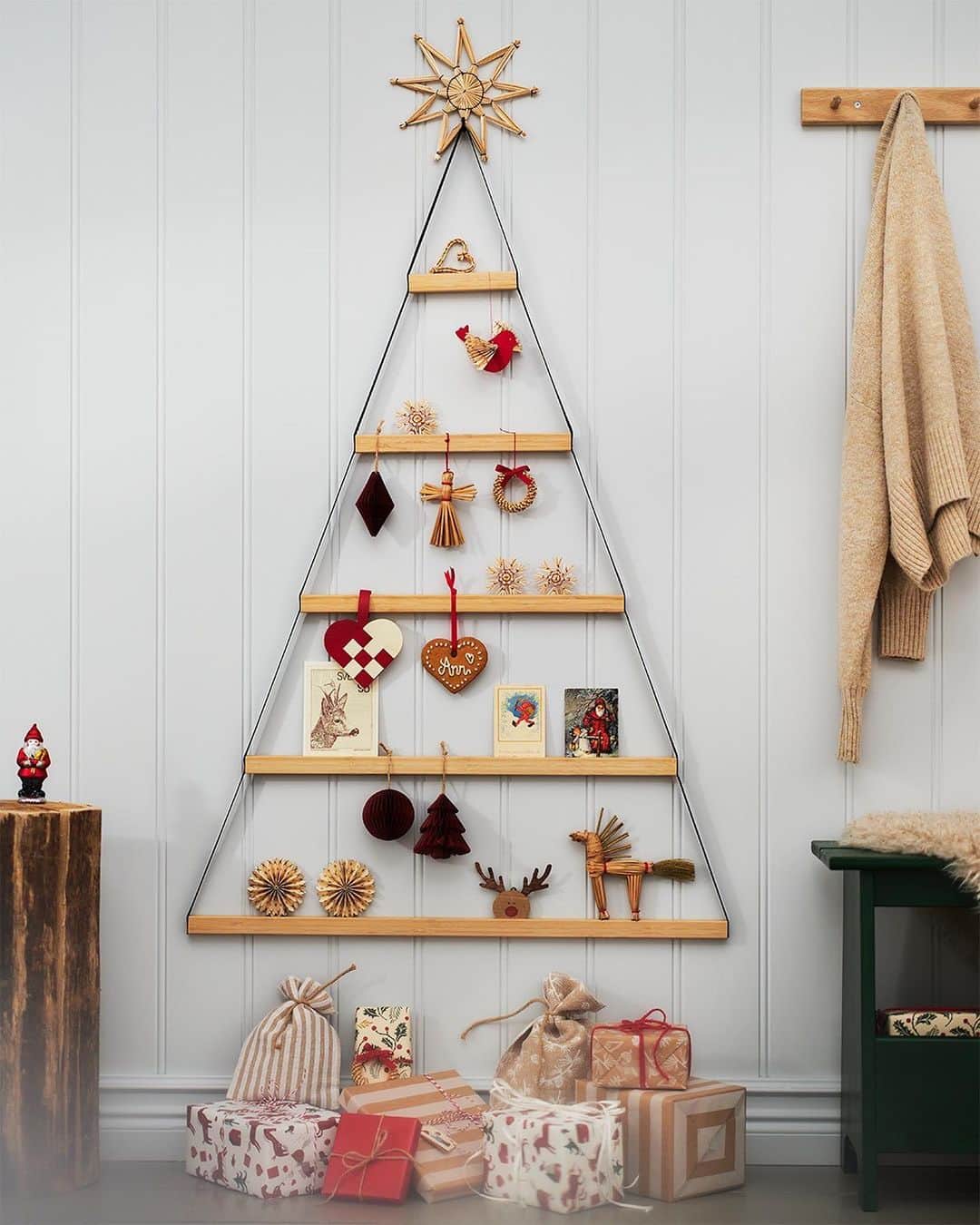IKEA JAPANのインスタグラム：「もうすぐクリスマスの季節🎄 ⁡ クリスマスまで3ヶ月を切りました。今年のクリスマスの準備はできましたか？ メインのツリーや、それを彩るオーナメント、そして家を飾り付けるデコレーションなどのアイテムをそろえて、クリスマスムードを存分に楽しんでください。 ⁡ #イケア #IKEAオンラインストア #サステナブル #サスティナビリティ #おうち時間 #インテリア #家具 #ワンルームインテリア #一人暮らし #部屋作り #クリスマス #新商品 #ホリデー #クリスマス雑貨」