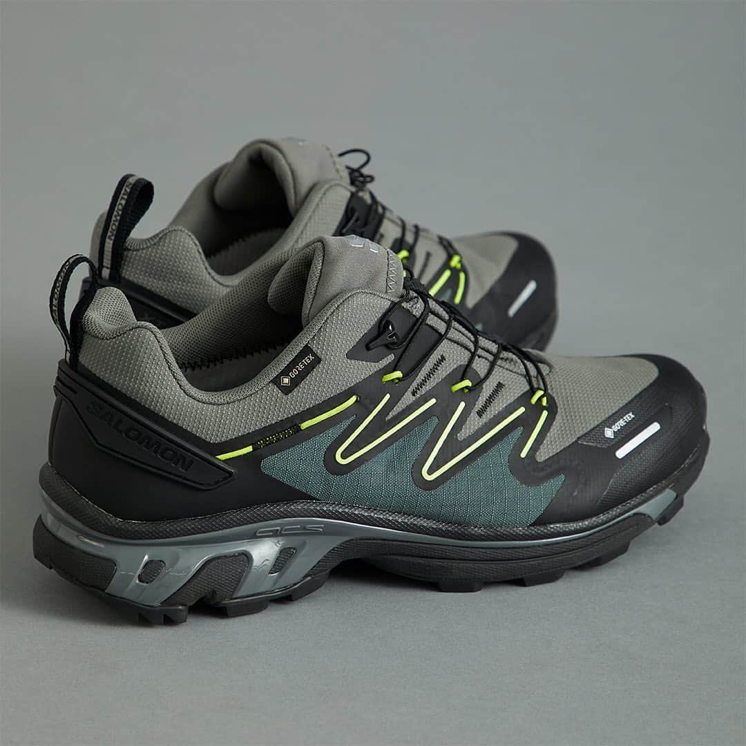 のインスタグラム：「Salomon XT-RUSH 2の国内UAエクスクルーシブカラー。  トレイルランニングシューズの機能性と快適なタウンシューズの汎用性を融合させた「XT-RUSH 2」。 トレイルで実証済みのボトムユニットをベースに、ニットのトップラインを採用して履きやすさとちょうどよいホールド感を追求。上品なダークグレーとイエローのラインがアクセントの１足、機能性のあるGORE-TEX仕様で幅広いシーンで活躍します。  #salomon #UnitedArrows #UnitedArrowsMen #ユナイテッドアローズ」