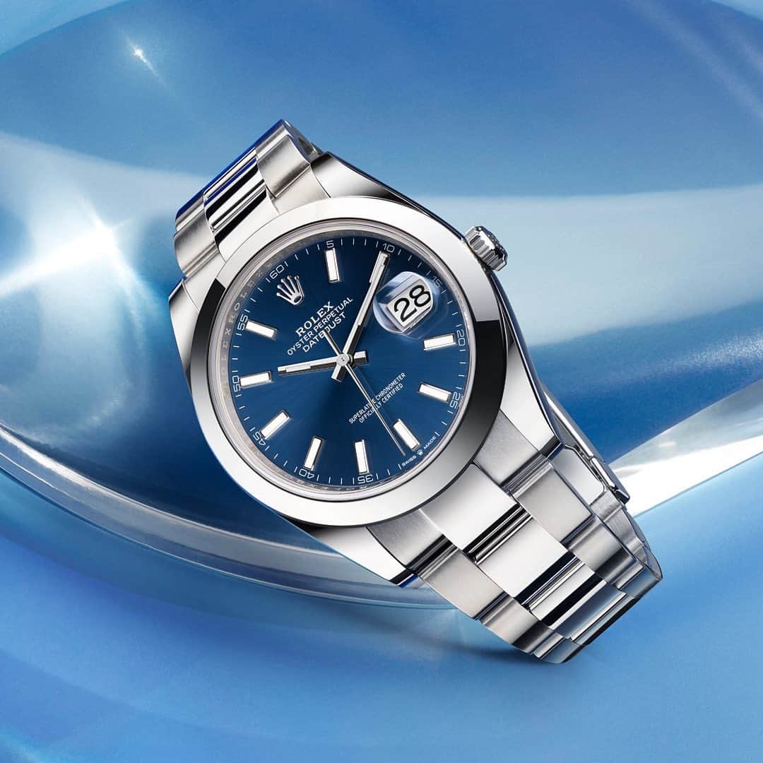 のインスタグラム：「時を超越する定義。オイスタースチール製の @Rolex デイトジャスト 41は、ブライトブルーダイアル、スムースベゼルとオイスターブレスレットを備えている。  #Rolex #Datejust #OfficialRolexRetailer #ジュエリーパリ」