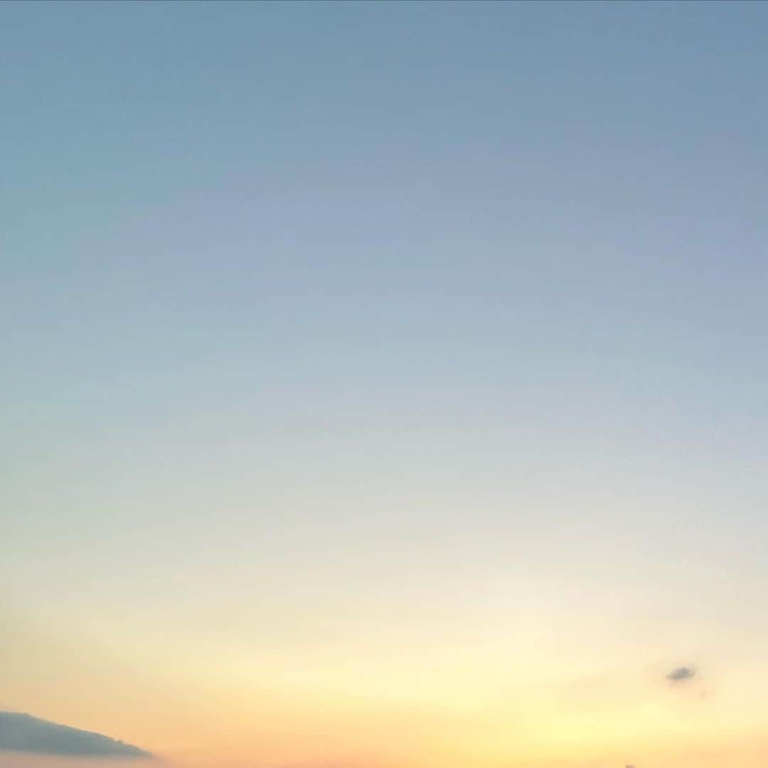 下尾みうさんのインスタグラム写真 - (下尾みうInstagram)「空・川・海☺️💗  自然って落ち着くよね〜  #自然 #今空 #空 #海 #蟹 #川」10月27日 11時02分 - miumiu1343