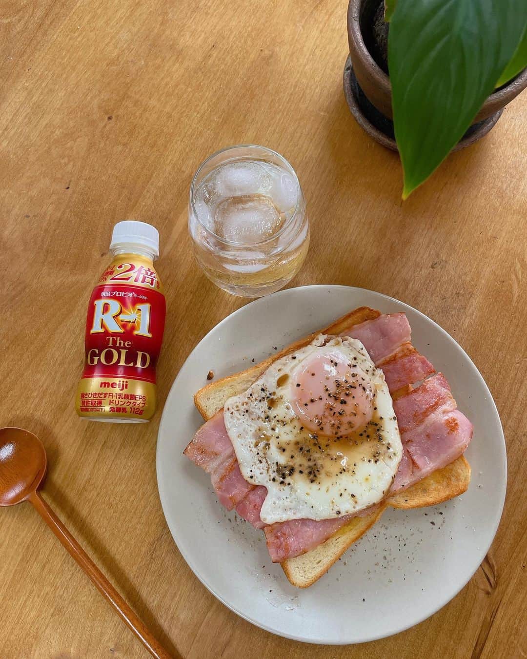 伊藤莉子のインスタグラム：「． 毎朝、欠かさず飲んでるR-1から 新しくさらにパワーアップして 【R-1 GOLD】ってのが出たみたい✨  コレ飲んでたら風邪引きにくいって 言われてるけど、ほんとにそう！！  R-1でヨーグルト作って食べたりするほど 毎日欠かさず摂取してる😚👍🏻ww  今年も風邪避けるために飲み続けないと✨  #PR #R1TheGOLD #朝食  ．」