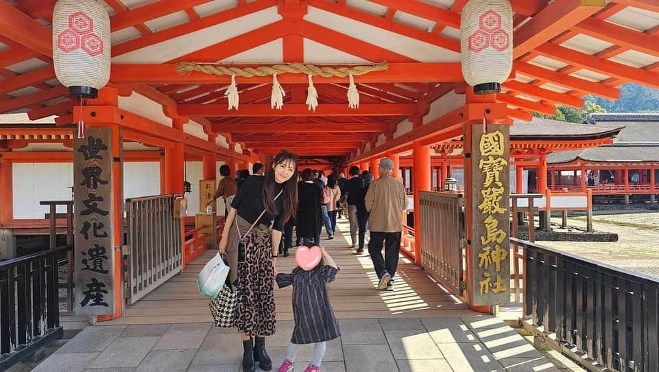 みかんのインスタグラム：「写真の正解は宮島⛩️でした✨ 広島から愛媛に移動するのに少し時間あったので 久々に寄りました❤️ 4年前にお腹にいた娘と息子と撮ったのを 今回は出てきた娘と😏 前回は改修工事で塗られてなかった鳥居⛩️もばっちり👌 そして娘は大吉🥳 水族館までは時間が無なくて、 連れていけなかったのが申し訳ないが、 娘はシカ🦌で充分遊んでくれました🥰 が…… 途中、持ってた紙袋🛍️をシカに食べられ それが怖くてシカを嫌いになって帰った娘でした😆 その後も1時間に1回は思い出したように 「シカさん袋食べてビックリした‼️怖かったね😱」と 連呼しております。。。 1日経った今日も朝から言っております💦 若干トラウマになったかなぁ🥺 でもシカのぬいぐるみは欲しいと買わされました😆 好きなんか嫌いなんかどっちやねん😂😂😂 #宮島 #シカ #4年ぶり #紙袋食べられた」