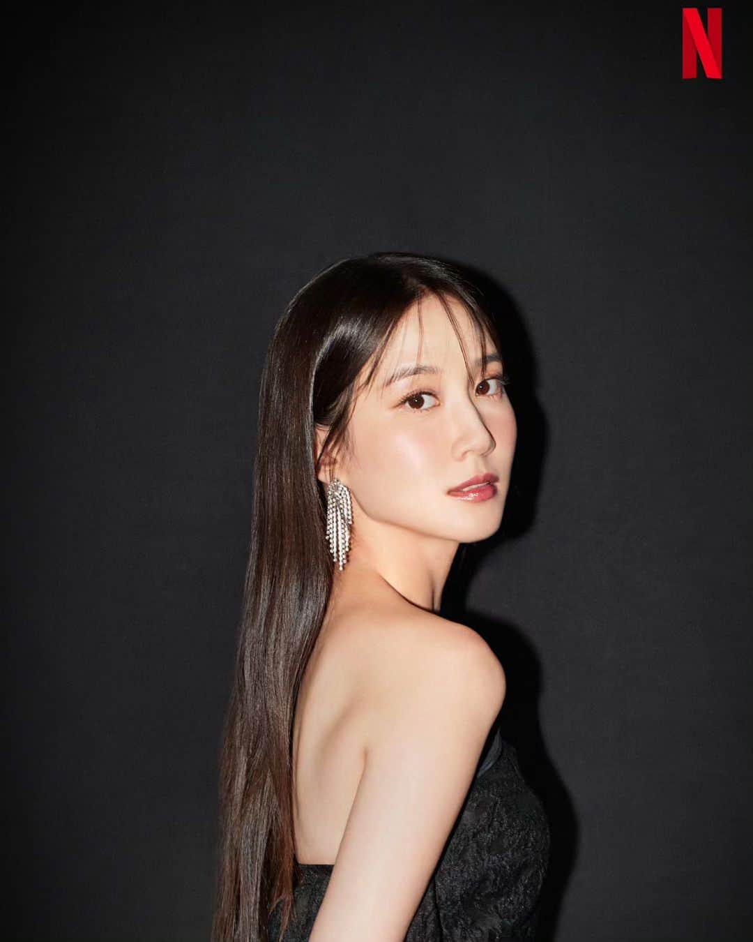 パク・ウンビンのインスタグラム：「🎼D-1 #무인도의디바 내일 밤 9시20분, 드디어 첫 방송합니다🧤 @tvn_drama @netflixkr 💙❤️🖤」