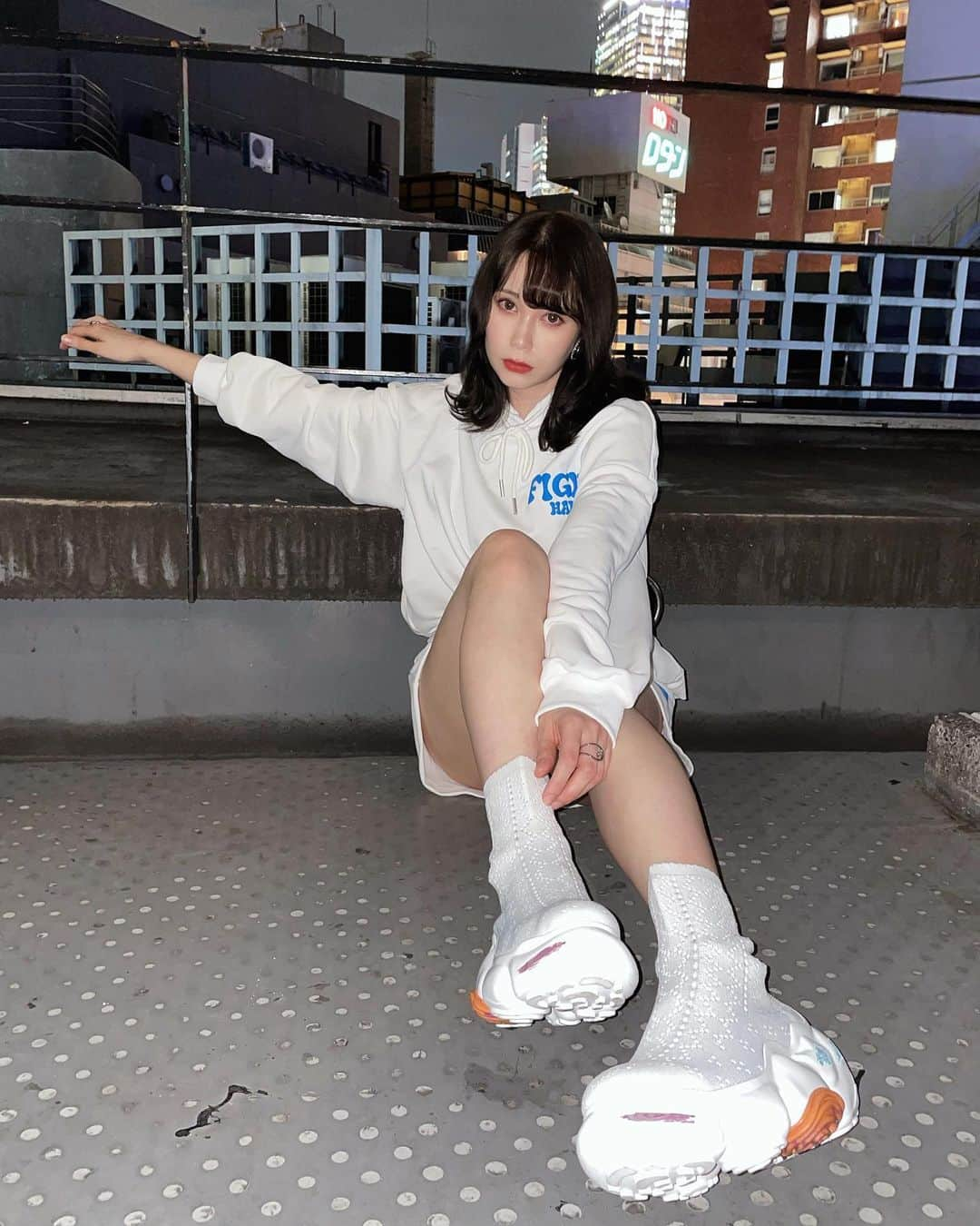 藤城アンナのインスタグラム：「まだ脚出してもいいのかな・・・っておびえながらショートパンツはいてるけどいいよね、まだ頑張る @grounds.official ずっと履きたかったのやっと下ろせた🤍🤍」