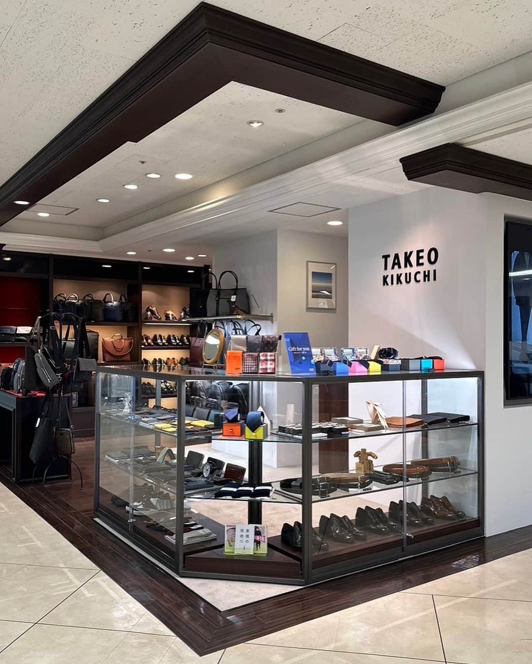 タケオ キクチのインスタグラム：「【Renewal Open】 広島福屋八丁堀本店 TAKEO KIKUCHI が10.26 thuリニューアルオープンいたしました。  革小物やバッグなどの雑貨がご覧頂きやすくなり、ご自身へのご褒美や大切な方へのギフト選びをよりお楽しみいただける空間になっています。  リニューアルOPENを記念してお得な特典もご用意しております。  ＜RENEWAL OPEN FAIR＞  10.26 thu - 11.12 sun 上記期間の間、当店でお買い物の際ワールド プレミアムクラブポイントを10倍とさせていただきます。　 また、税込10,000円以上お買い上げのお客様へオリジナルノベルティーをプレゼントさせていただきます。 ※ノベルティプレゼントは無くなり次第終了とさせていただきます。 ※詳しくはスタッフまでお問い合わせください。  スタッフ一同心よりご来店をお待ち申し上げます。  <広島福屋八丁堀本店 TAKEO KIKUCHI> 住所：広島県広島市中区胡町6-26　福屋八丁堀本店　5F TEL：082-246-6225  #takeokikuchi #renewalopen #mensfashion #mensstyle #menswear #タケオキクチ #リニューアルオープン #福屋百貨店 #福屋八丁堀本店 #メンズファッション」