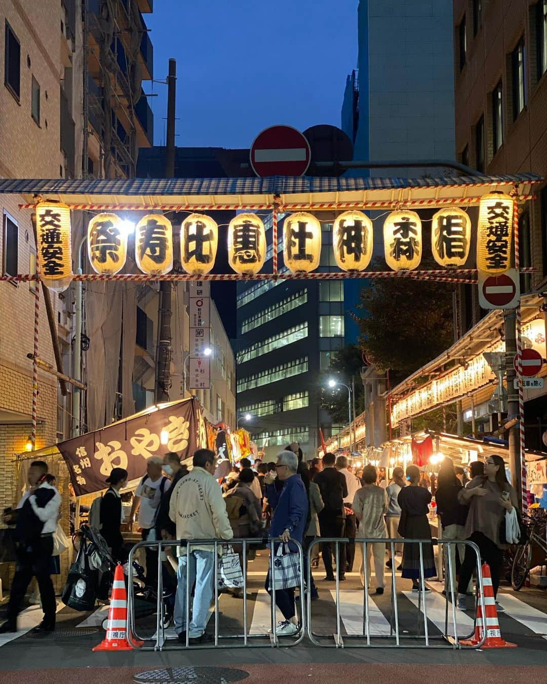 瀬奈ユウリさんのインスタグラム写真 - (瀬奈ユウリInstagram)「. こないだ、祭りに遭遇してとても元気出た！！ 最高だな〜人々のうたげ〜🍶🕺💫 いつか自分の提灯出したいな〜 つくってもみたいな〜🌈  そして練り物はまじで旨い🍥💯  #祭り」10月27日 11時20分 - yuuri_sena