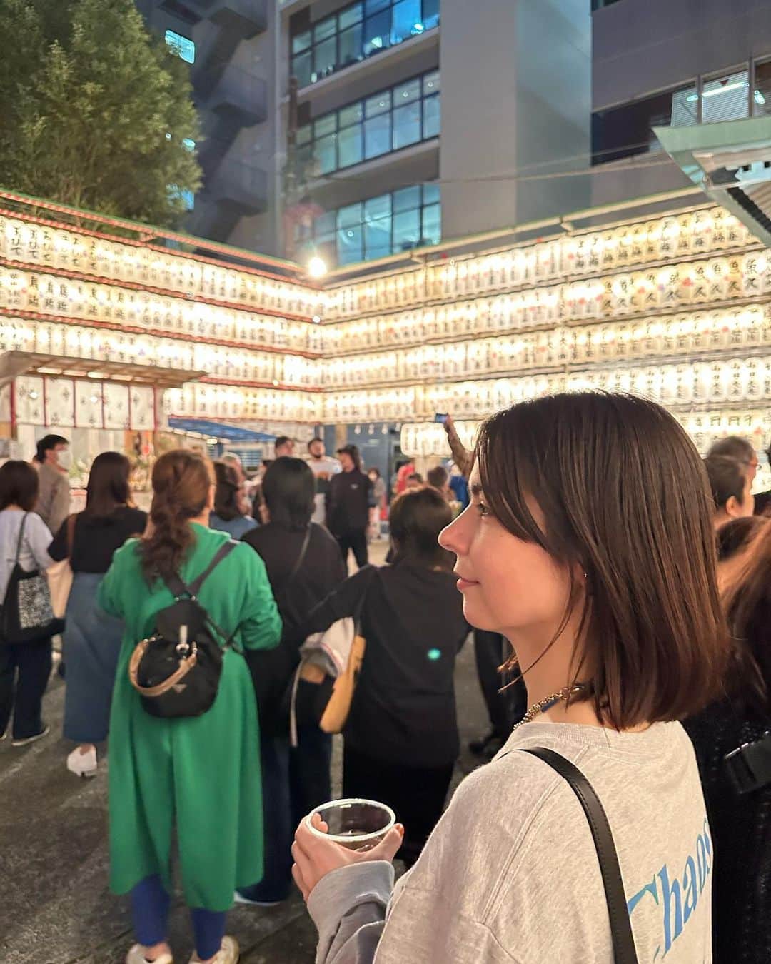 瀬奈ユウリのインスタグラム：「. こないだ、祭りに遭遇してとても元気出た！！ 最高だな〜人々のうたげ〜🍶🕺💫 いつか自分の提灯出したいな〜 つくってもみたいな〜🌈  そして練り物はまじで旨い🍥💯  #祭り」