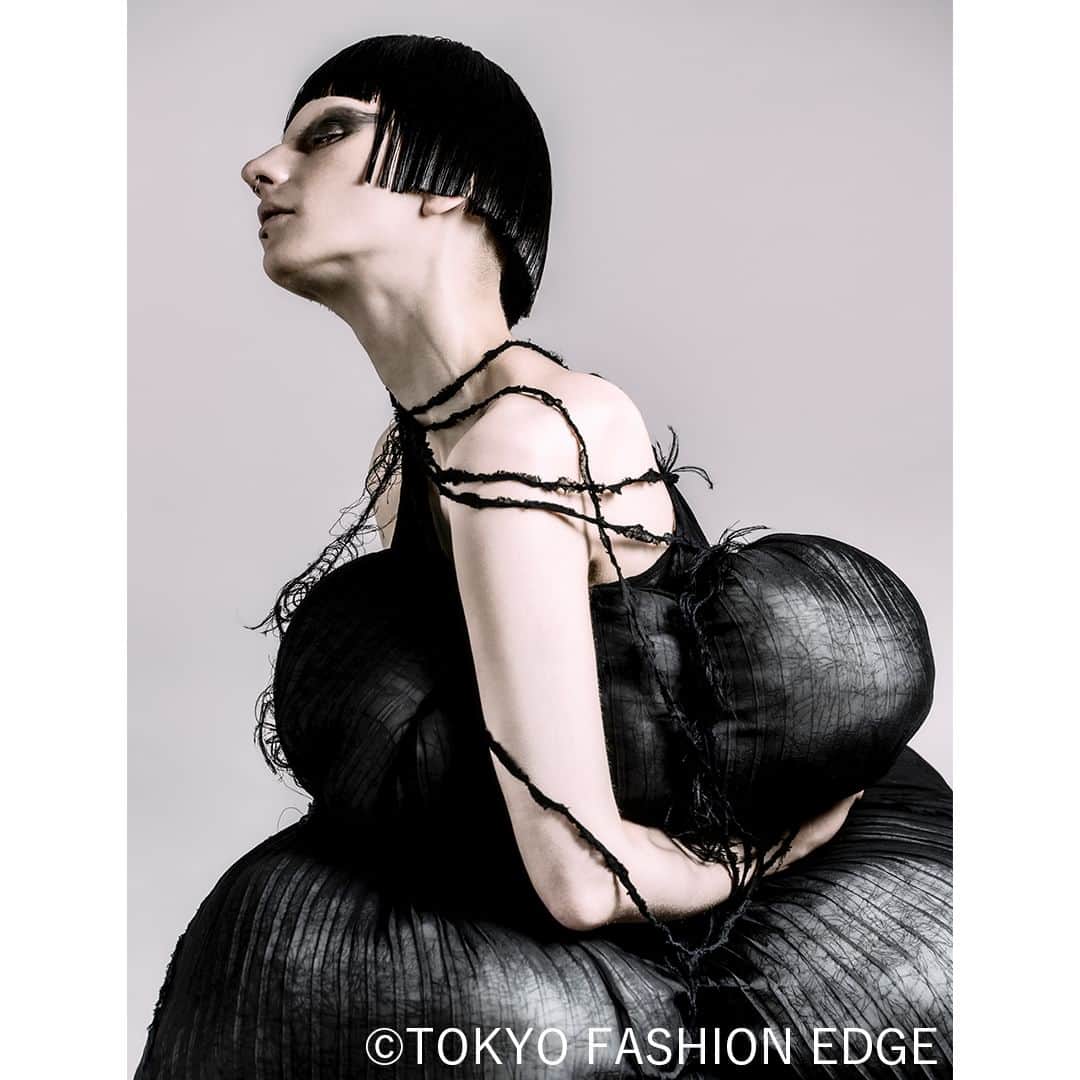 東京ファッションエッジ／プロフェッショナル東京のインスタグラム：「#ファッションエッジ 59号　好評発売中！  作品の一部をご紹介。  「cercle」 ヘアとファッションの融合を連想して制作。  Hair：⽟⽊ 孝裕／Rapport @rapport2012  公式オンラインストアでは、クレジットカード、アマゾンpay、コンビニ決済、キャリア決済など、お支払いも便利でスムーズ😄 お買い求めはプロフィール欄のリンクまで🔍  ---------------------------------------------------- #東京ファッションエッジ　#tokyofashionedge #profeshionaltokyo #クリエイティブヘア#creative #クリエイティブヘアスタイリスト #creativehairstylist #hair #ヘアスタイル#hairstyle #ヘアカラー #haircolor #メイク #make #makeup #ファッション#fashion #美容師 #ヘアスタイリスト#hairstylist#hairstylistjapan #美容学生#modermsalon#colorsync#hairtransformation#hairinspo#hairofinstagram #美容学生と繋がりたい#fashionista」