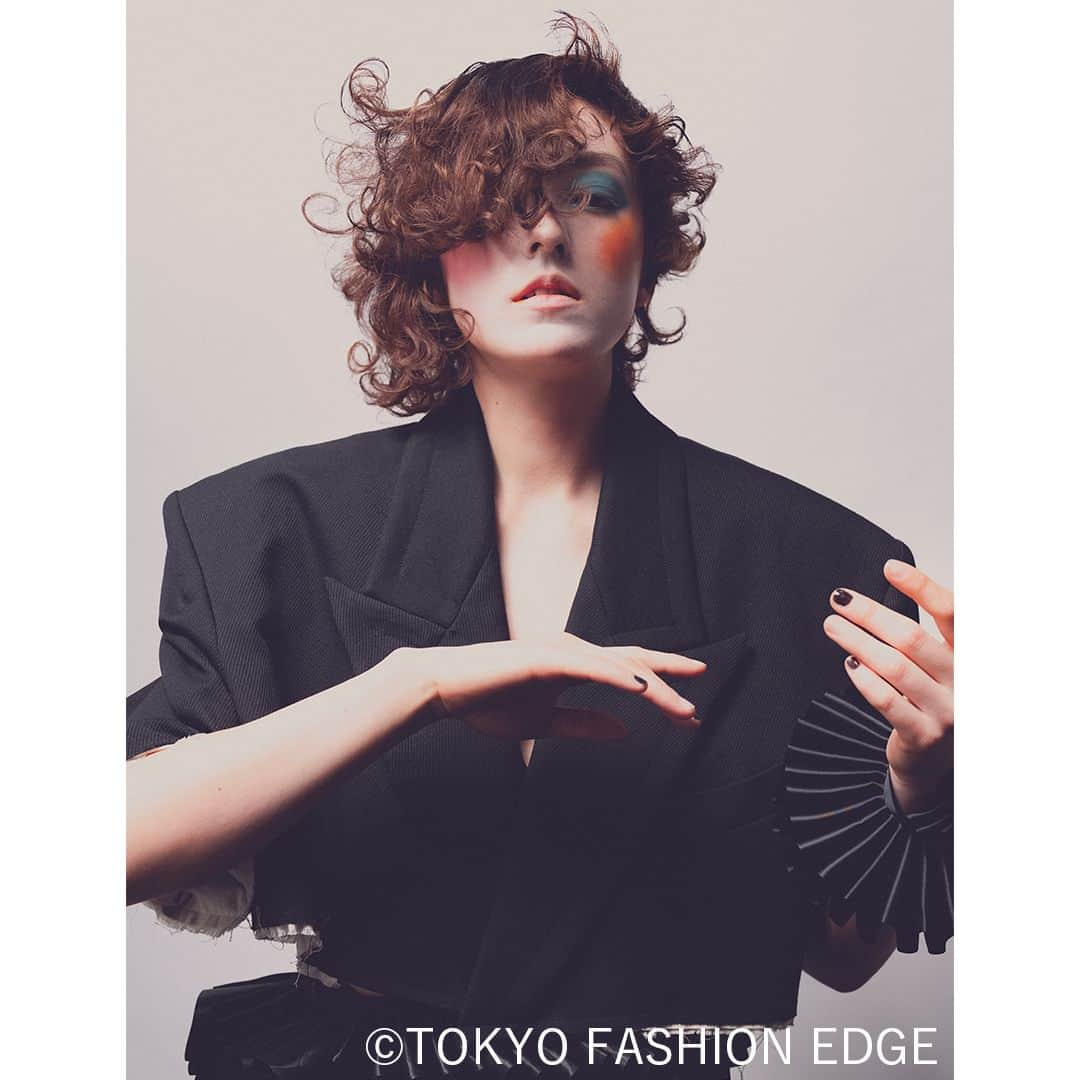 東京ファッションエッジ／プロフェッショナル東京さんのインスタグラム写真 - (東京ファッションエッジ／プロフェッショナル東京Instagram)「#ファッションエッジ 59号　好評発売中！  作品の一部をご紹介。  「楽器を持たない音楽隊」 ヘアとメイクで個性を変化させながら楽器を演奏している雰囲気を出し、非日常感を演出。  Hair：Daigo／Anfang @anfang_daigo  公式オンラインストアでは、クレジットカード、アマゾンpay、コンビニ決済、キャリア決済など、お支払いも便利でスムーズ😄 お買い求めはプロフィール欄のリンクまで🔍  ---------------------------------------------------- #東京ファッションエッジ　#tokyofashionedge #profeshionaltokyo #クリエイティブヘア#creative #クリエイティブヘアスタイリスト #creativehairstylist #hair #ヘアスタイル#hairstyle #ヘアカラー #haircolor #メイク #make #makeup #ファッション#fashion #美容師 #ヘアスタイリスト#hairstylist#hairstylistjapan #美容学生#modermsalon#colorsync#hairtransformation#hairinspo#hairofinstagram #美容学生と繋がりたい#fashionista」10月27日 11時22分 - tokyo_fashionedge_pro