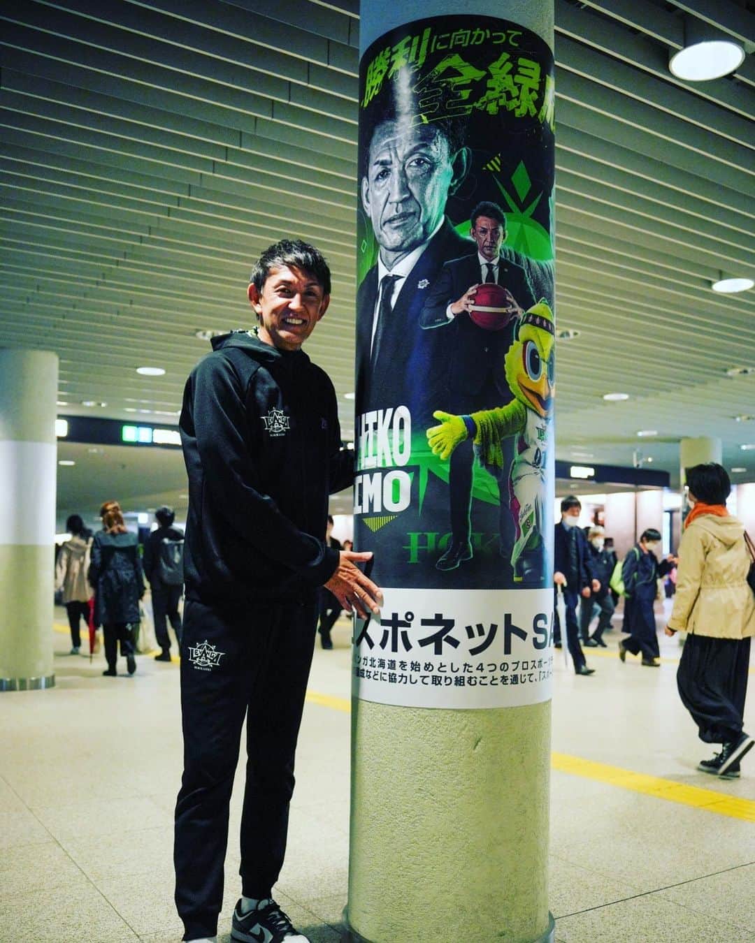 折茂武彦さんのインスタグラム写真 - (折茂武彦Instagram)「札幌市と連携して「スポーツを通じたまちづくり」を目指すプロジェクト、プロスポネットSAPPOROの取り組みの一環として、札幌駅前通地下空間チ・カ・ホの柱巻きにレバンガ北海道の装飾が施されています。  今週10/29(日)の夜まで掲示されていますので、ぜひご覧ください！  #プロスポネットSAPPORO #レバンガ北海道 #札幌市 #折茂武彦」10月27日 11時24分 - takehiko_orimo