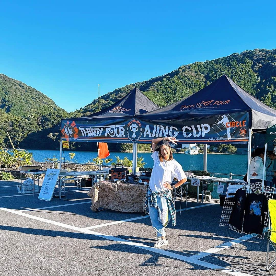 渕上万莉 さんのインスタグラム写真 - (渕上万莉 Instagram)「アジングCUP🏆in高知 滞在時間は20時間ぐらいやったけど 満喫してきました😆🎣🌴🍺  アジも良く釣れてたしカツオは美味しいし深夜の餃子とビールは最高でした🍻🥟  大会では地元の人たちや遠方から来られた方 女性アングラーさんも居て みんなでまったりお話しできて楽しかった☺️🌴  私も途中釣りさせてもらったけど完敗😭 アタリはめちゃくちゃあるのに掛けられない🥲💦 表層のアジを釣るって難しいーー💦  色々勉強になりました🙏🏽🌴  10/26の千葉大会は参加できませんが 11/11の山口大会はまたMCとして参加させていただきます😆🎤  11/8までエントリー募集してるので 34のHPでチェックしてね🐟  ご参加お待ちしてます🫶🏾💕  #アジングカップ #34アジングカップ  #高知釣り  #アジング #34 #thirtyfour  #高知須崎 #安兵衛 #家邊克己 さん #フッチー #渕上万莉」10月27日 11時26分 - mari_fuchigami