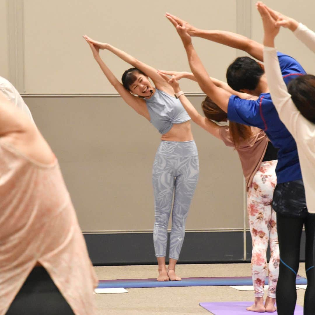 マンドゥカ 日本公式アカウントさんのインスタグラム写真 - (マンドゥカ 日本公式アカウントInstagram)「📃Event Playback - Yogafest Yokohama 2023  9/16-9/18、4年ぶりに #ヨガフェスタ が横浜で開催されました。  日本・海外で活躍するヨガインストラクターが一堂に集う、アジア最大級のヨガイベント。  Mandukaアンバサダーも多数登壇し、大変な賑わいを見せていました。  #Mandukaプラチナアンバサダー 三和由香利さん (@miwa_yukari )  2023.09.16 ✅マイクロヨガ 〜経筋にアプローチ〜  ヨガのポーズを実践する前の準備として、スークシュマヴィヤヤーマという体の微細な動きと共に内観していきます。インドで昔から行われている形だけでなく、現代人に沿ったスタイルで経筋に働きかけることで全身をほぐしていクラス。  ブログでもご紹介しております。 https://manduka.jp/event/yogafest2023/  #manduka #manduka_japan #マンドゥカ #mandukayoga #mandukayogamat #マンドゥカヨガマット #ヨガマット #ヨガフェスタ #ヨガフェスタ横浜 #ヨガフェスタ横浜2023 #ヨガフェスタ2023 #マンドゥカアンバサダー #Mandukaアンバサダー #ヨガイベント #ヨガ体験 #ヨガ教室 #ヨガ講師 #ヨガ初心者 #ヨガワークショップ #yogaevent」10月27日 11時30分 - manduka_japan