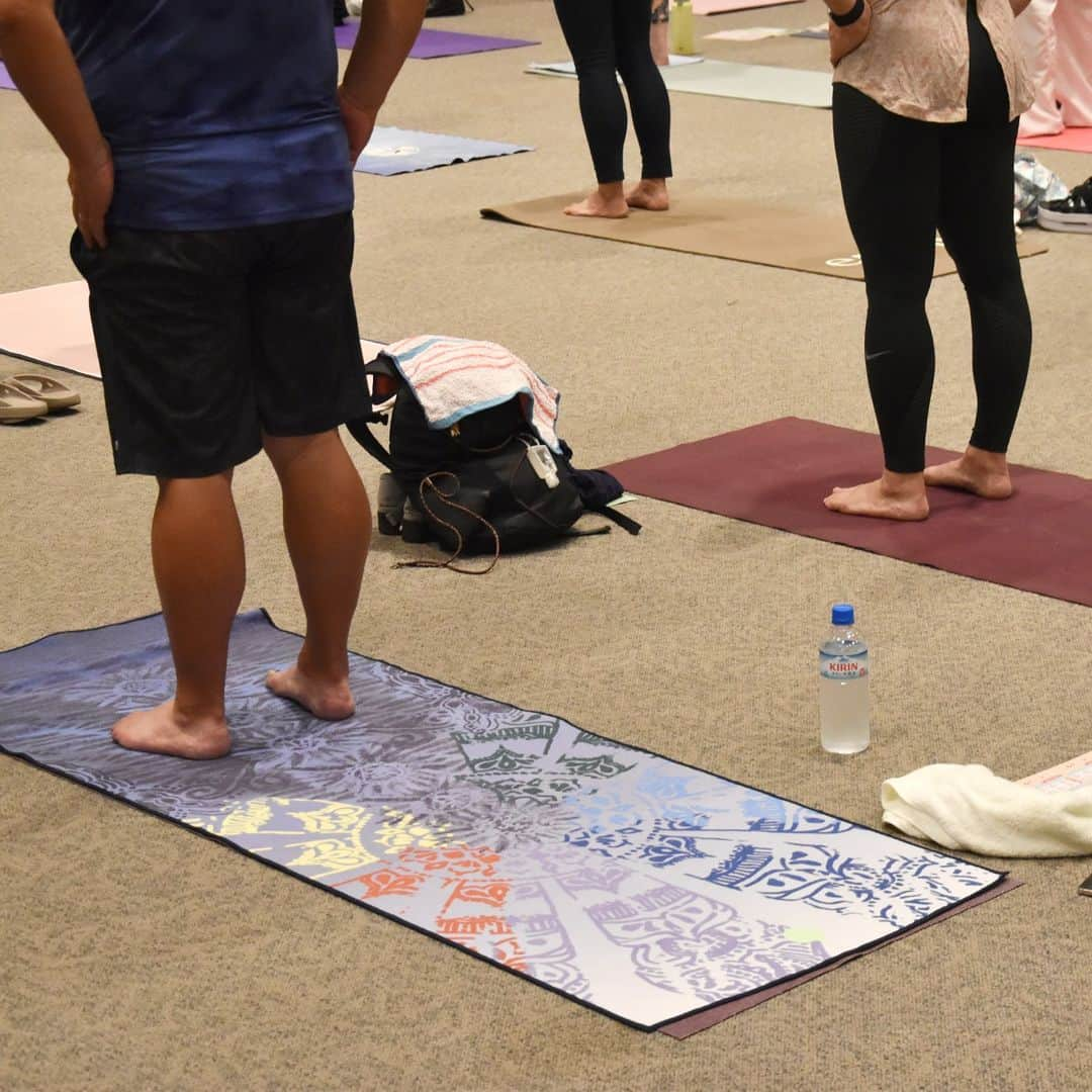 マンドゥカ 日本公式アカウントさんのインスタグラム写真 - (マンドゥカ 日本公式アカウントInstagram)「📃Event Playback - Yogafest Yokohama 2023  9/16-9/18、4年ぶりに #ヨガフェスタ が横浜で開催されました。  日本・海外で活躍するヨガインストラクターが一堂に集う、アジア最大級のヨガイベント。  Mandukaアンバサダーも多数登壇し、大変な賑わいを見せていました。  #Mandukaプラチナアンバサダー 三和由香利さん (@miwa_yukari )  2023.09.16 ✅マイクロヨガ 〜経筋にアプローチ〜  ヨガのポーズを実践する前の準備として、スークシュマヴィヤヤーマという体の微細な動きと共に内観していきます。インドで昔から行われている形だけでなく、現代人に沿ったスタイルで経筋に働きかけることで全身をほぐしていクラス。  ブログでもご紹介しております。 https://manduka.jp/event/yogafest2023/  #manduka #manduka_japan #マンドゥカ #mandukayoga #mandukayogamat #マンドゥカヨガマット #ヨガマット #ヨガフェスタ #ヨガフェスタ横浜 #ヨガフェスタ横浜2023 #ヨガフェスタ2023 #マンドゥカアンバサダー #Mandukaアンバサダー #ヨガイベント #ヨガ体験 #ヨガ教室 #ヨガ講師 #ヨガ初心者 #ヨガワークショップ #yogaevent」10月27日 11時30分 - manduka_japan