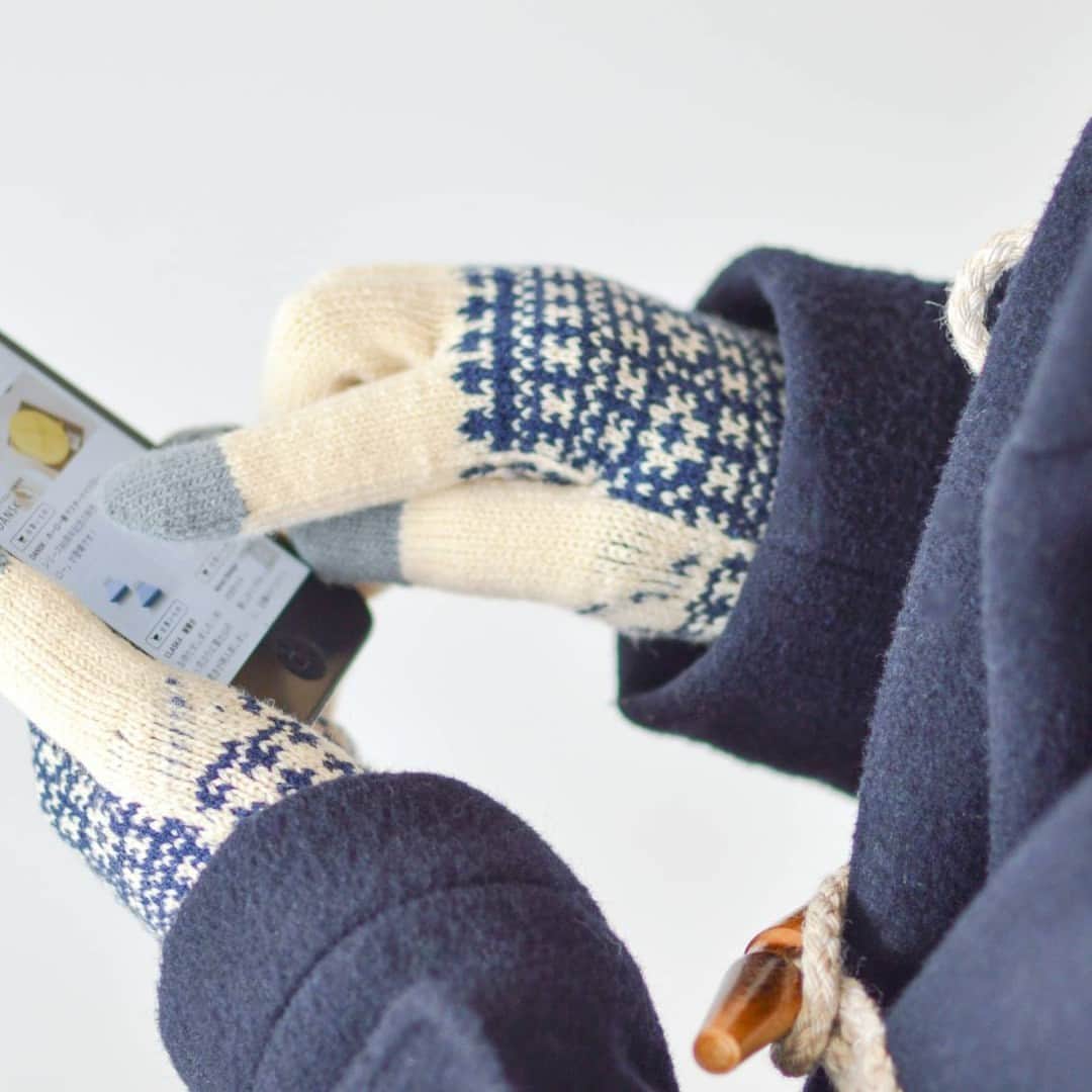 北欧、暮らしの道具店さんのインスタグラム写真 - (北欧、暮らしの道具店Instagram)「スマホ対応でデザインのかわいい手袋が 2種類揃って入荷しました♪ . - - - - - - - - - - - -  冬のお出かけのおとも、暖かい手袋。  EVOLG（エヴォログ）の手袋は、 かわいい柄に、液晶タッチパネルに反応する 優秀さを兼ね備えています。 日本国内で丁寧に紡がれているブランドなんです。  携帯電話やカメラなどを使うときに いちいち手袋を取り外さなくても いいと楽ちんですよね◎ 寒い冬もたのしくお出かけできそうです。  トラディショナルな柄がかわいい ショートサイズは、 カジュアルなスタイルにも、 ダーク系コートにも合いそうです。 モコモコの繊維がしっかり 織り込まれているから、暖かさも◎  カラーの切り替えがかわいく、 腕をすっぽり守ってくれるロングは 自転車に乗っていても、 冷たい風から手先を守ってくれますよ。 また、クシュっとさせれば コンパクトになるので 袖の中でももたつきません。  パッケージは半透明のジッパー袋になっており、 プレゼントにもぴったり。 また、春がきたら、次の冬まで 保管しておくための袋にも良さそうです。  この冬はEVOLGの手袋で、 暖かく過ごしてみませんか。  ーーー 掲載のアイテムはこちら▼ ーーー . ☑︎EVOLG/FLEUR/ショート手袋(バニラ×ネイビー×グレー) ☑︎EVOLG/TRICO LONG/ロング手袋(グレー×ネイビー×リーフ)  ▶︎ プロフィールのリンクから、お値段・サイズなど詳しい情報をご覧いただけますよ。→@hokuoh_kurashi . 🎁「クラシ手帳2024」プレゼントキャンペーン実施中！お買いものいただいた方全員に、当店オリジナルの手帳を無料でお届けいたします。 . #fashion#coordinate#ファッション#コーデ#EVOLG#FLEUR#ショート手袋 #TRICOLONG#ロング手袋#秋コーデ#冬コーデ#手袋#スマホ対応手袋 #コーディネート#シンプルコーデ#今日のコーデ#お買い物#お買いもの#シンプル #シンプルライフ#シンプルデザイン#暮らしを楽しむ #日々の暮らし#北欧#暮らし#北欧暮らしの道具店」10月27日 11時30分 - hokuoh_kurashi